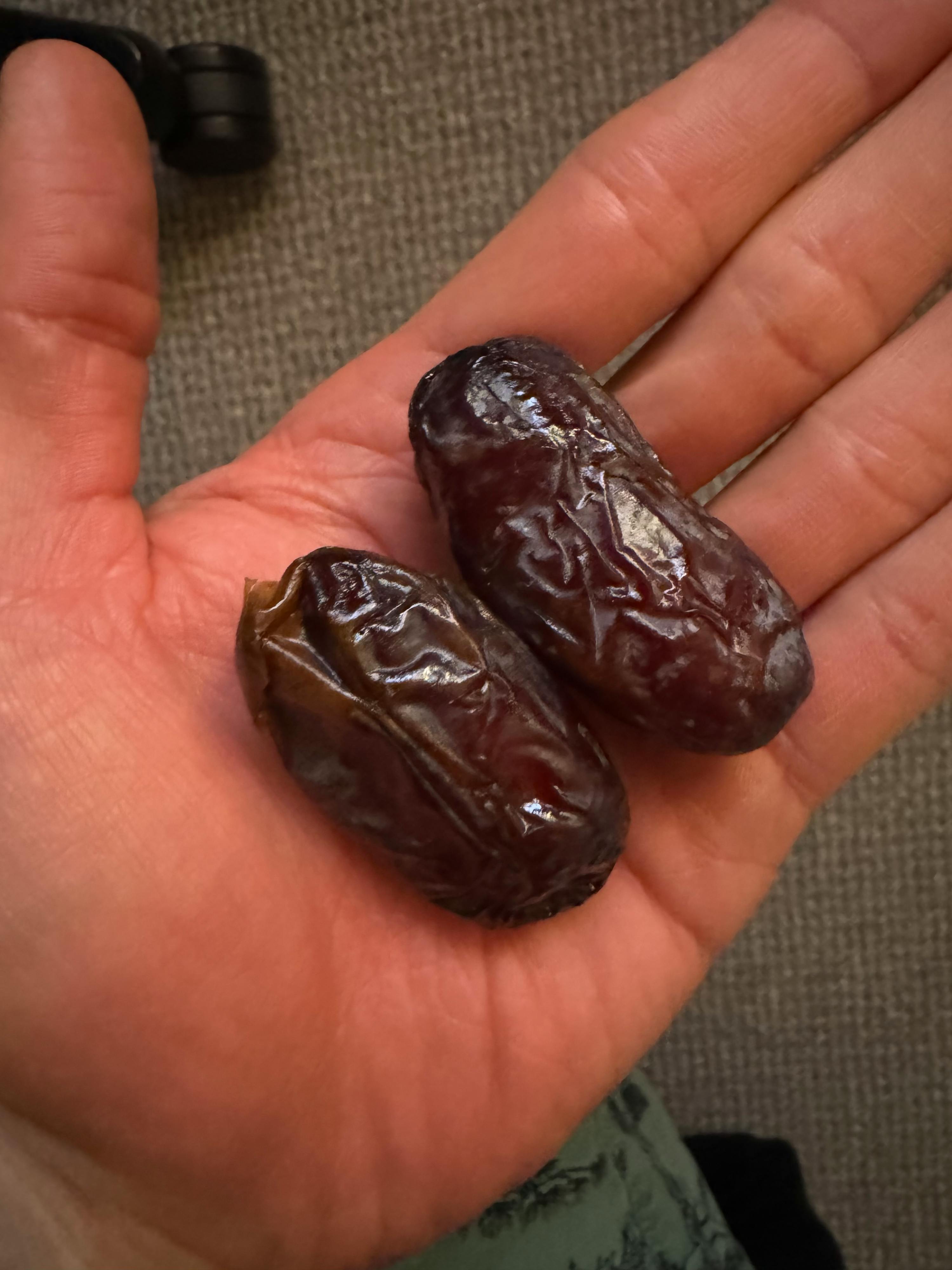 una persona tiene due datteri in una mano