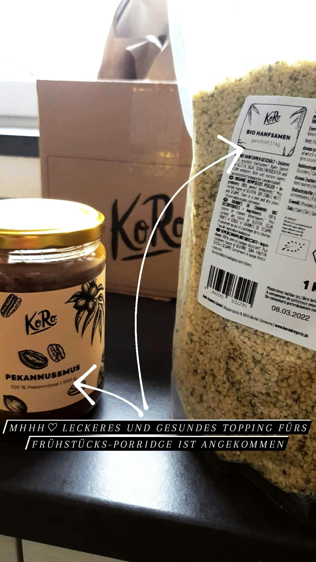 un pot de pecannusmus est assis sur une table à côté d' un sac de graines de chanvre