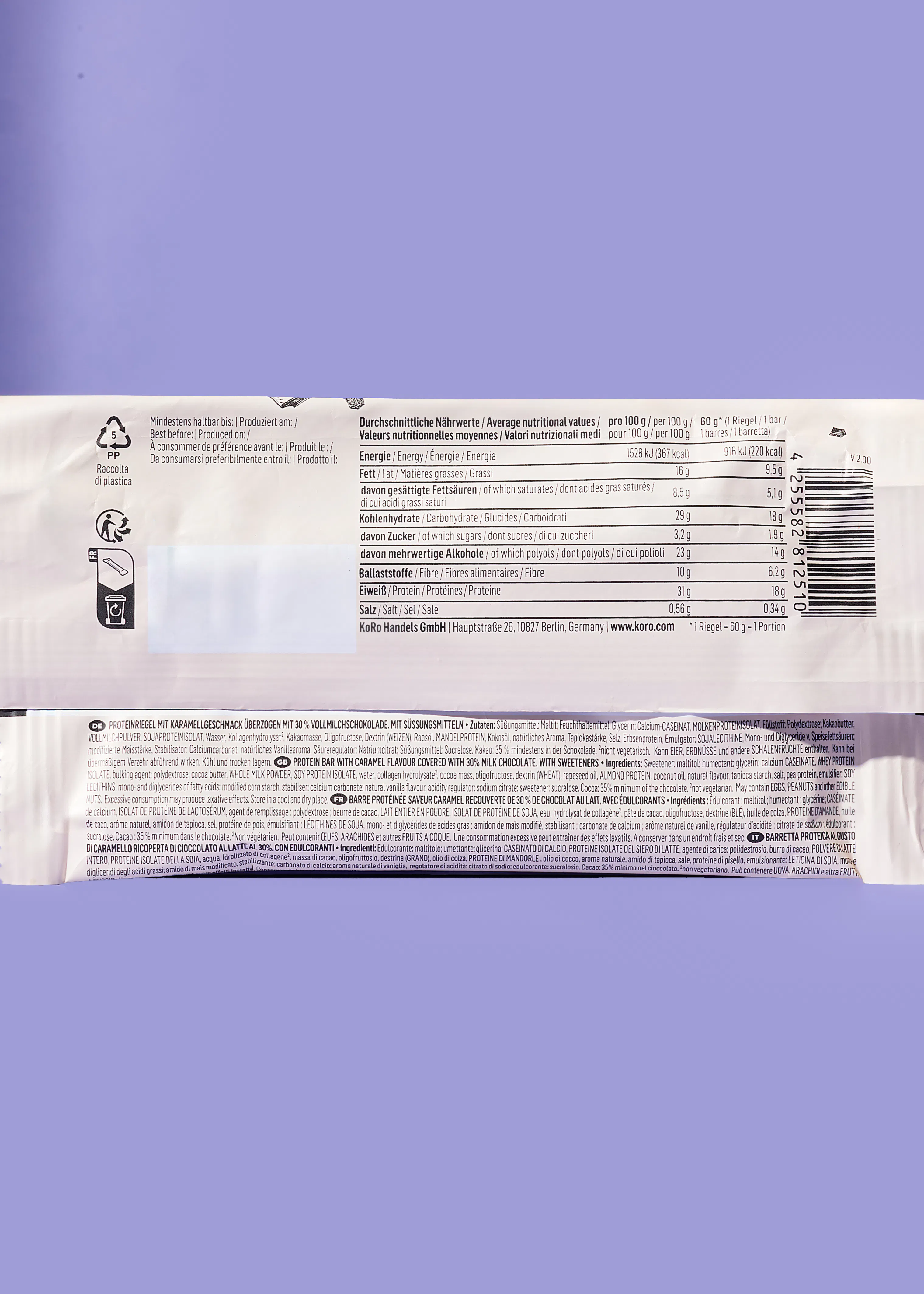 l' arrière d' une barre de chocolat avec des informations nutritionnelles sur un fond violet