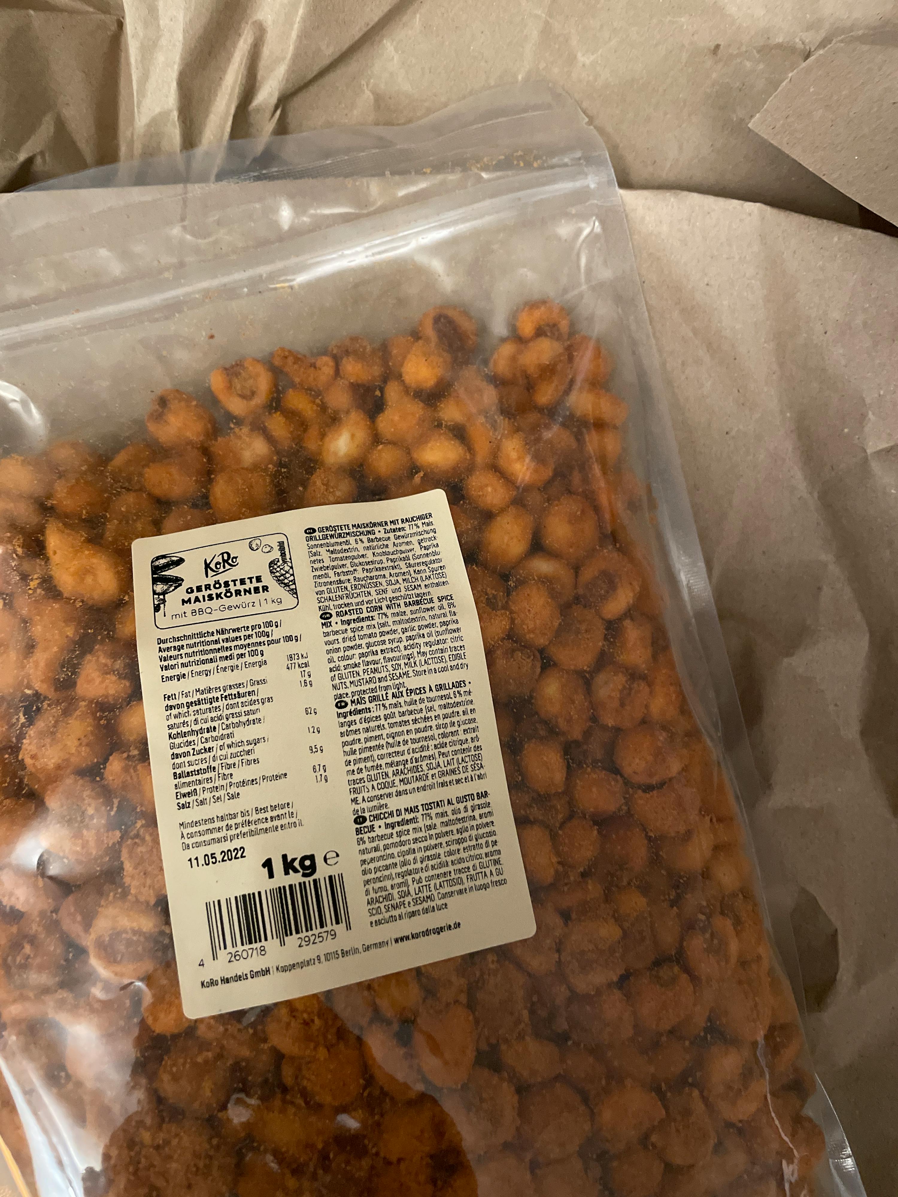 un sac de nourriture avec une étiquette blanche et un numéro de série