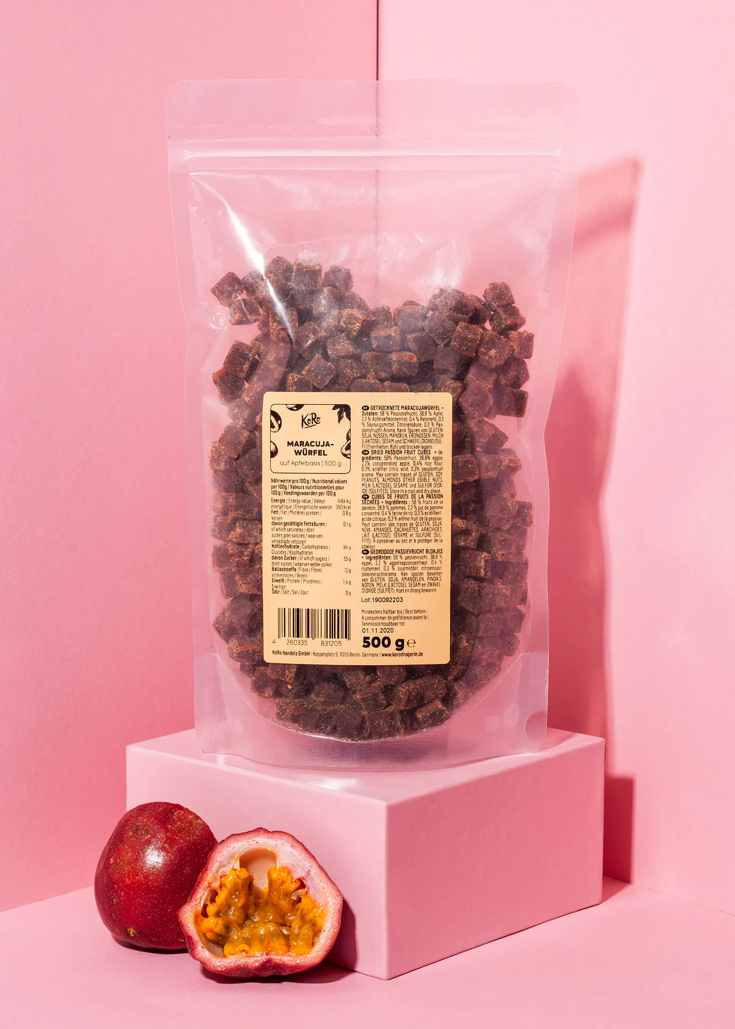 a bag of maracuja crumbs sits on a pink cube