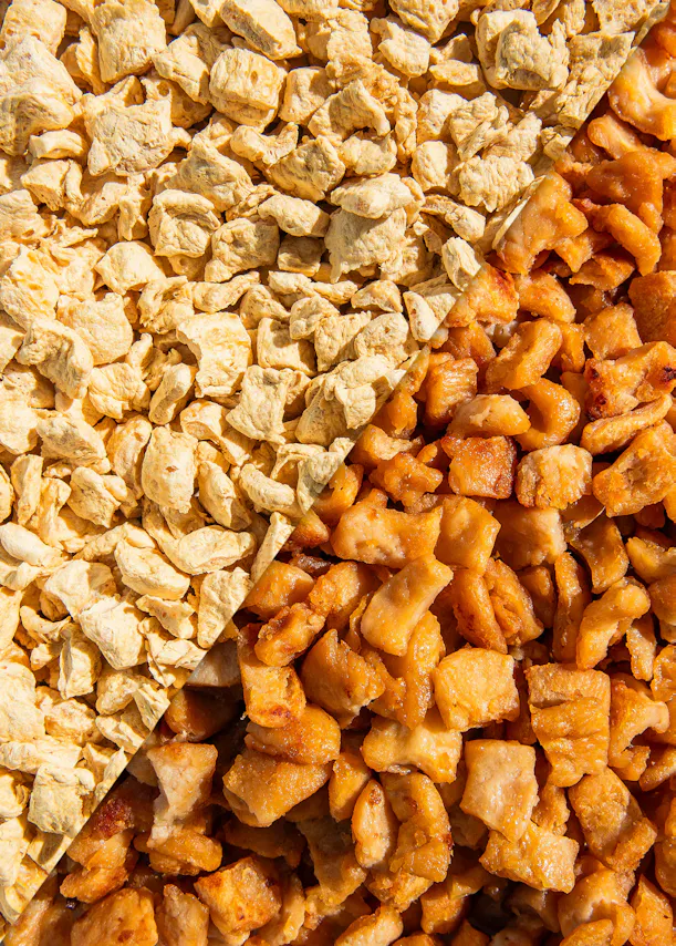 un tas de différents types de nourriture est posé sur une table