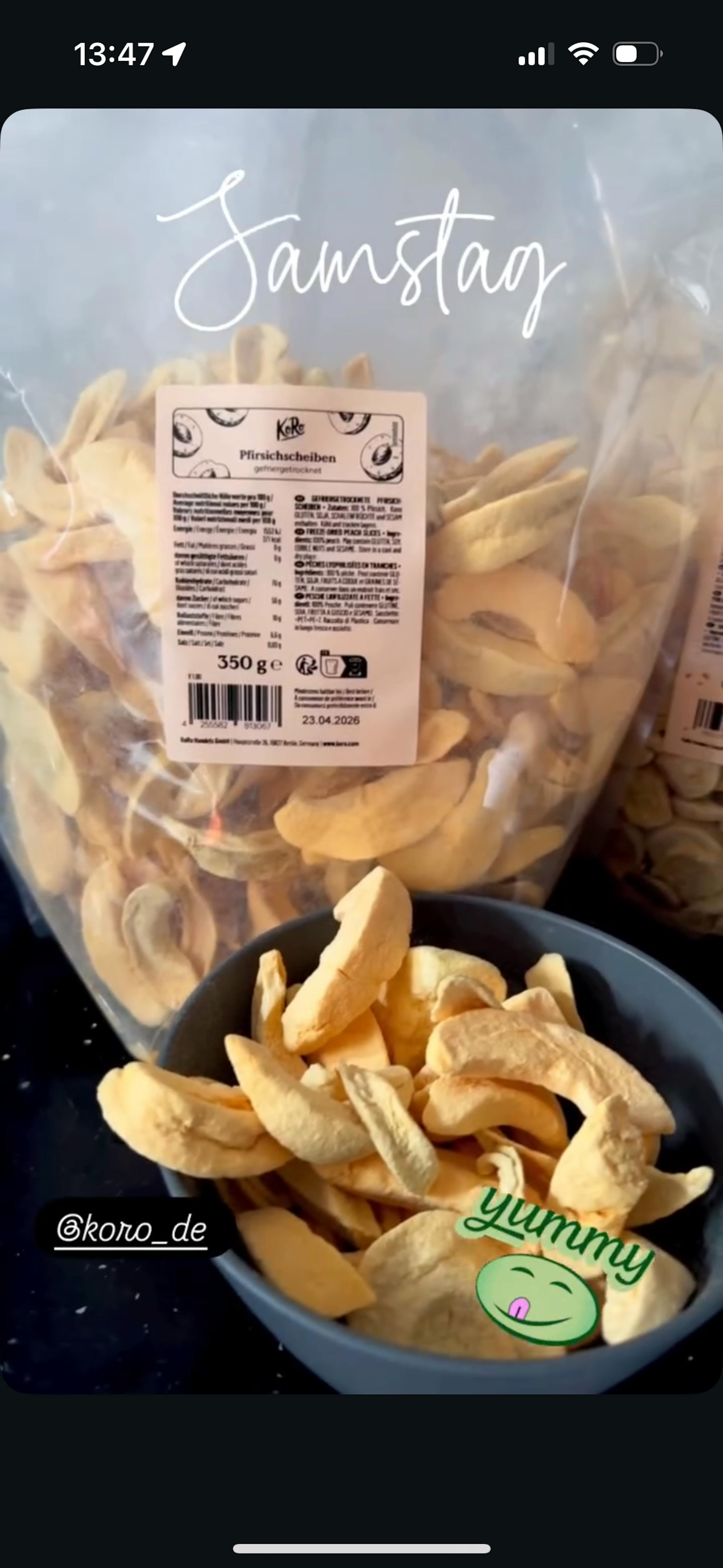 un sacchetto di frutta secca e una ciotola di frutta secca