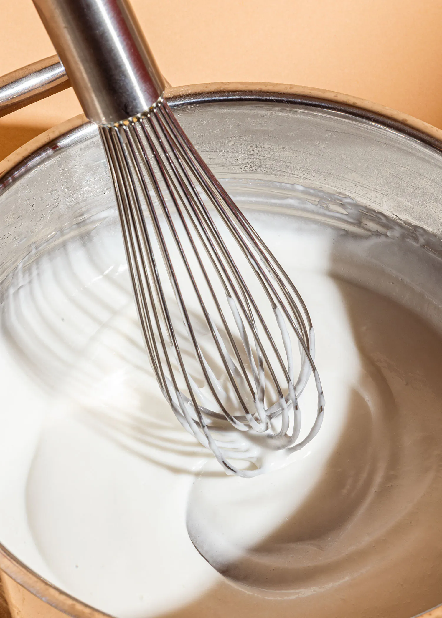 un fouet est utilisé pour fouetter un liquide blanc