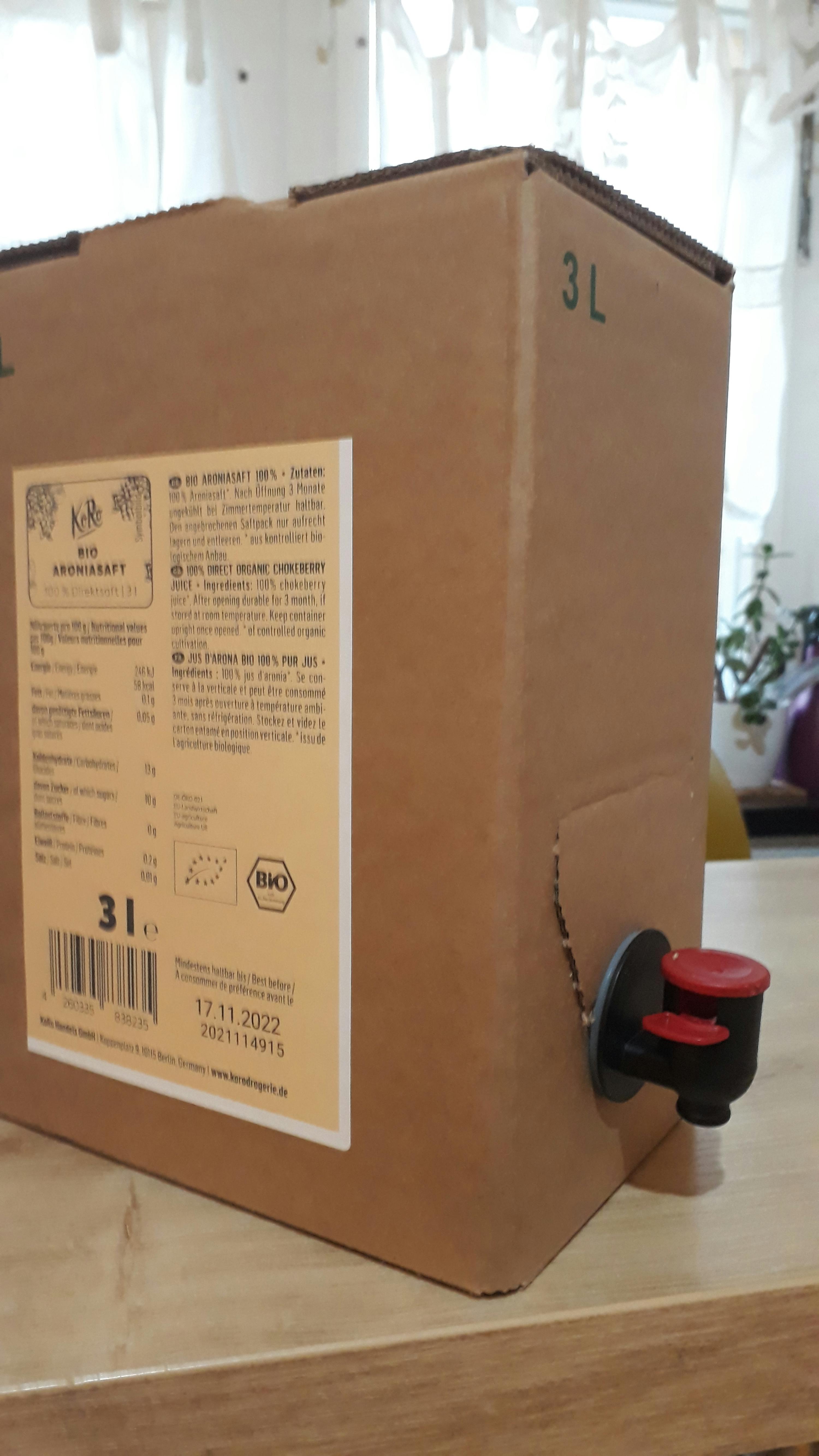 une boîte en carton avec une bouteille à l' intérieur