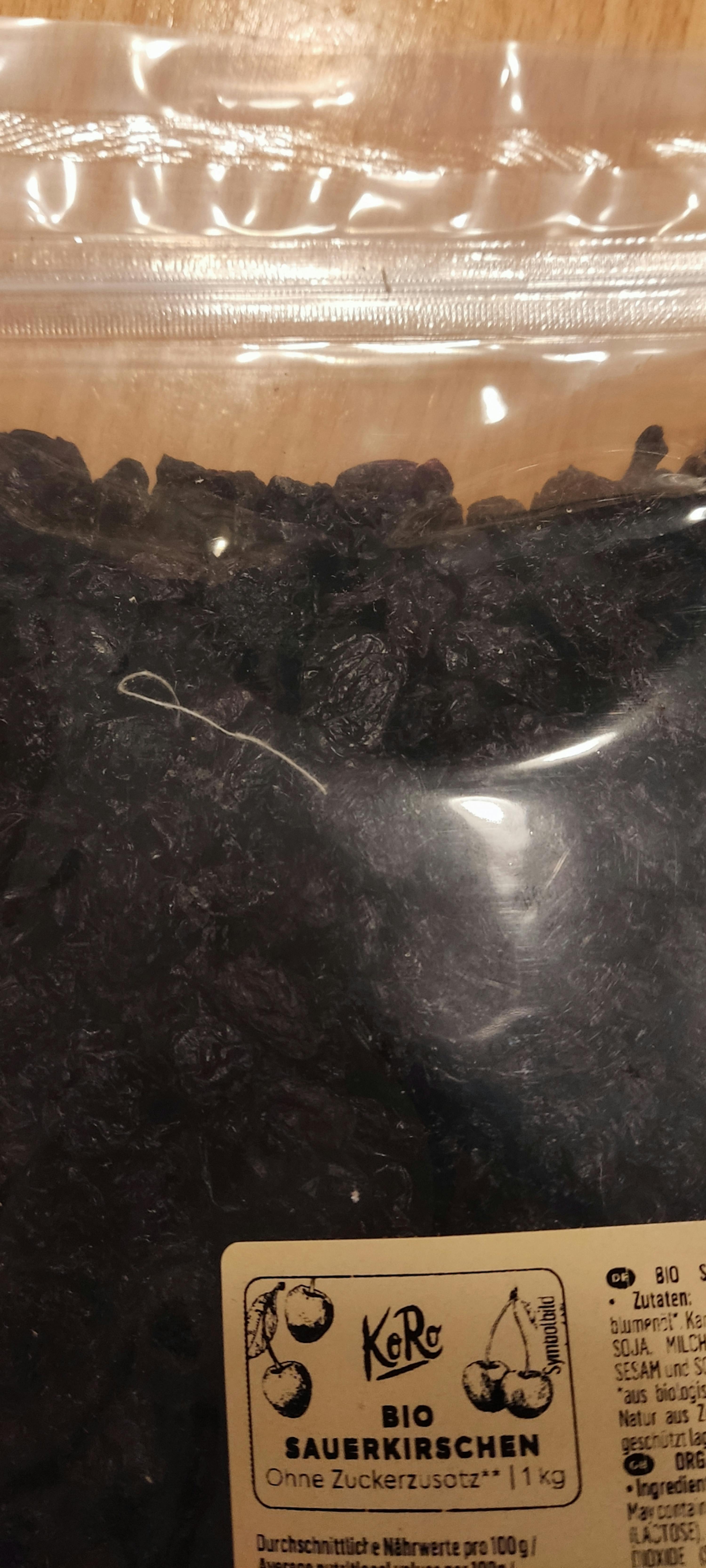 un gros plan d' un sac de raisins noirs bio
