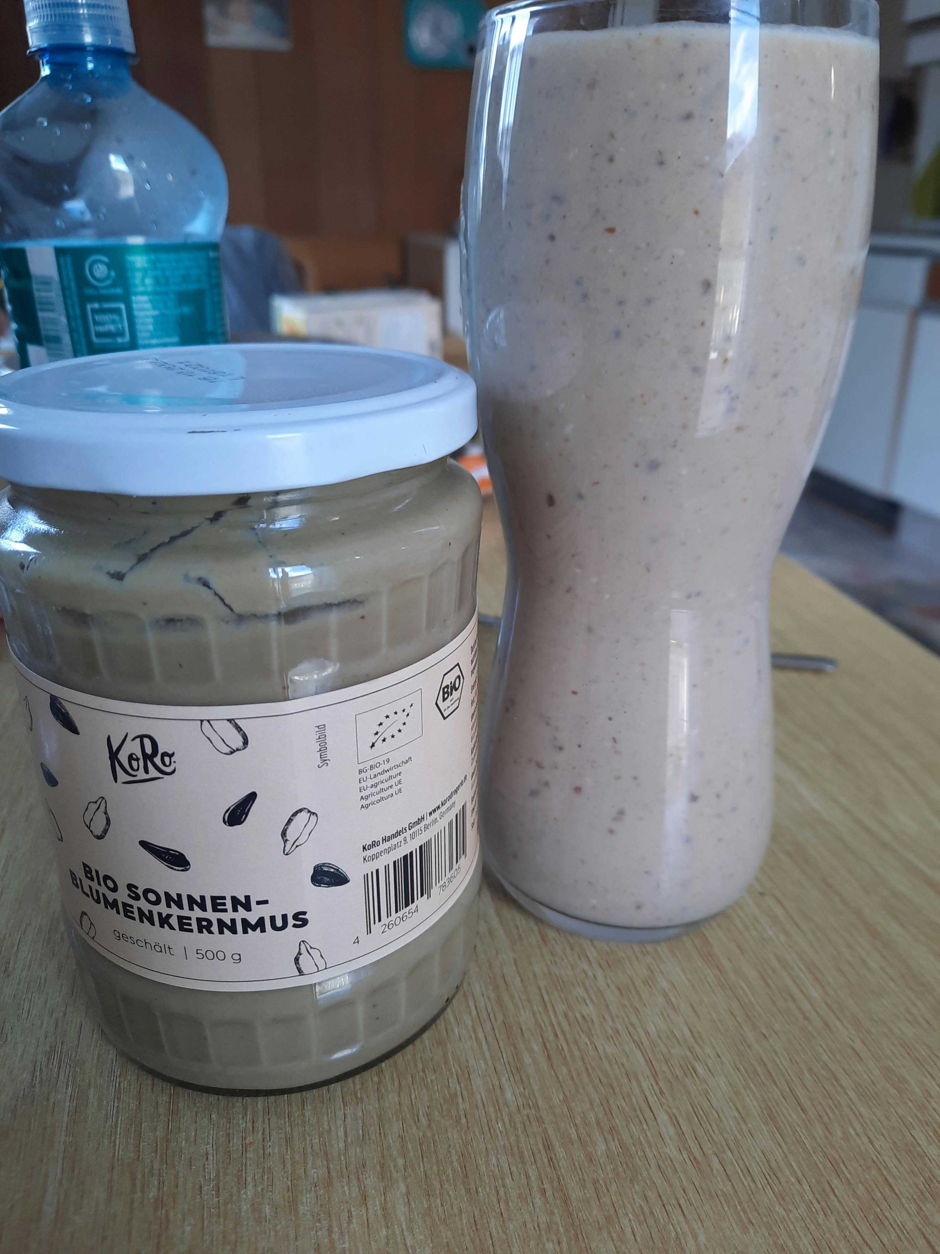 deux bocaux de sauce sont posés sur une table