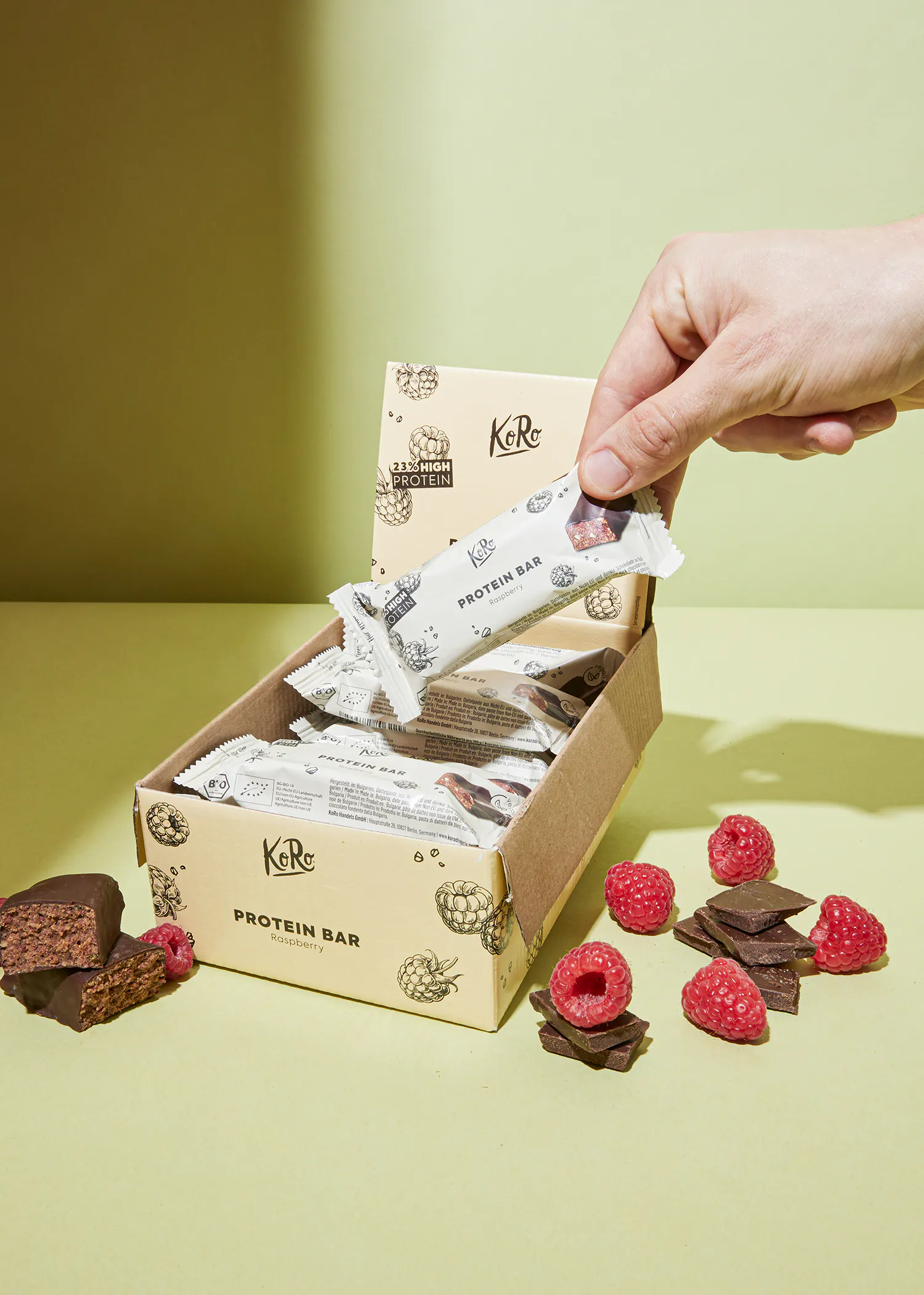 eine Person nimmt einen proteinbar aus einer box