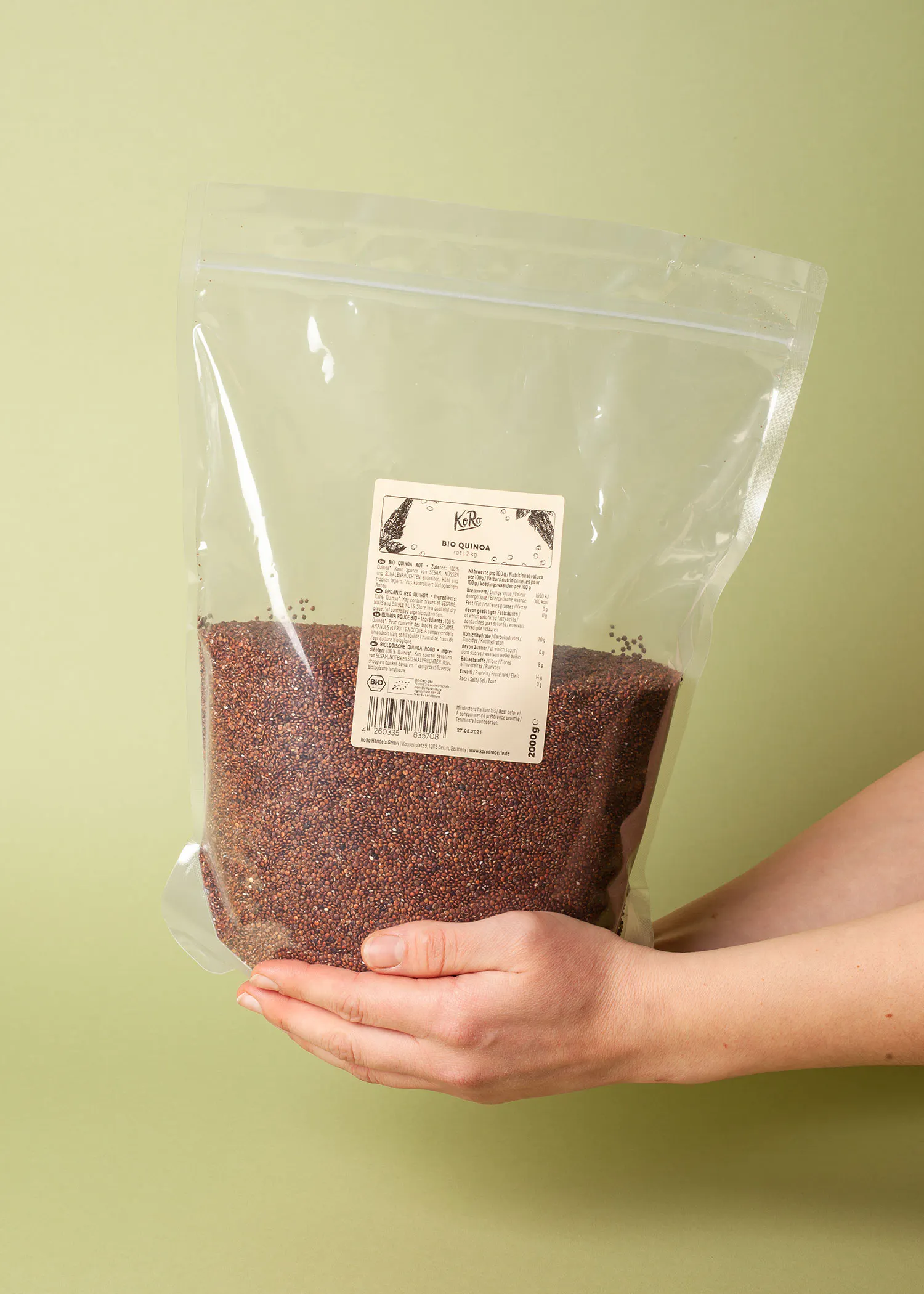 une personne tient un sac de quinoa dans leurs mains