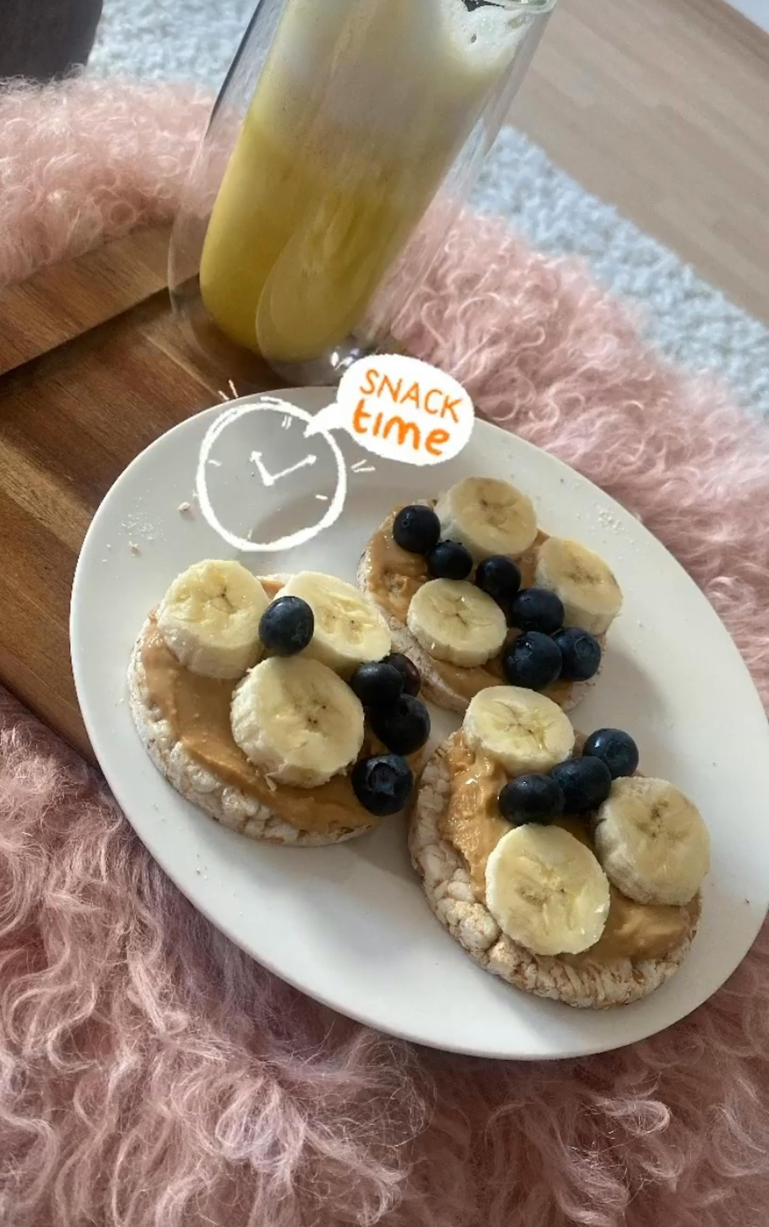 une assiette de biscuits avec du beurre d' arachide et des bananes et des myrtilles