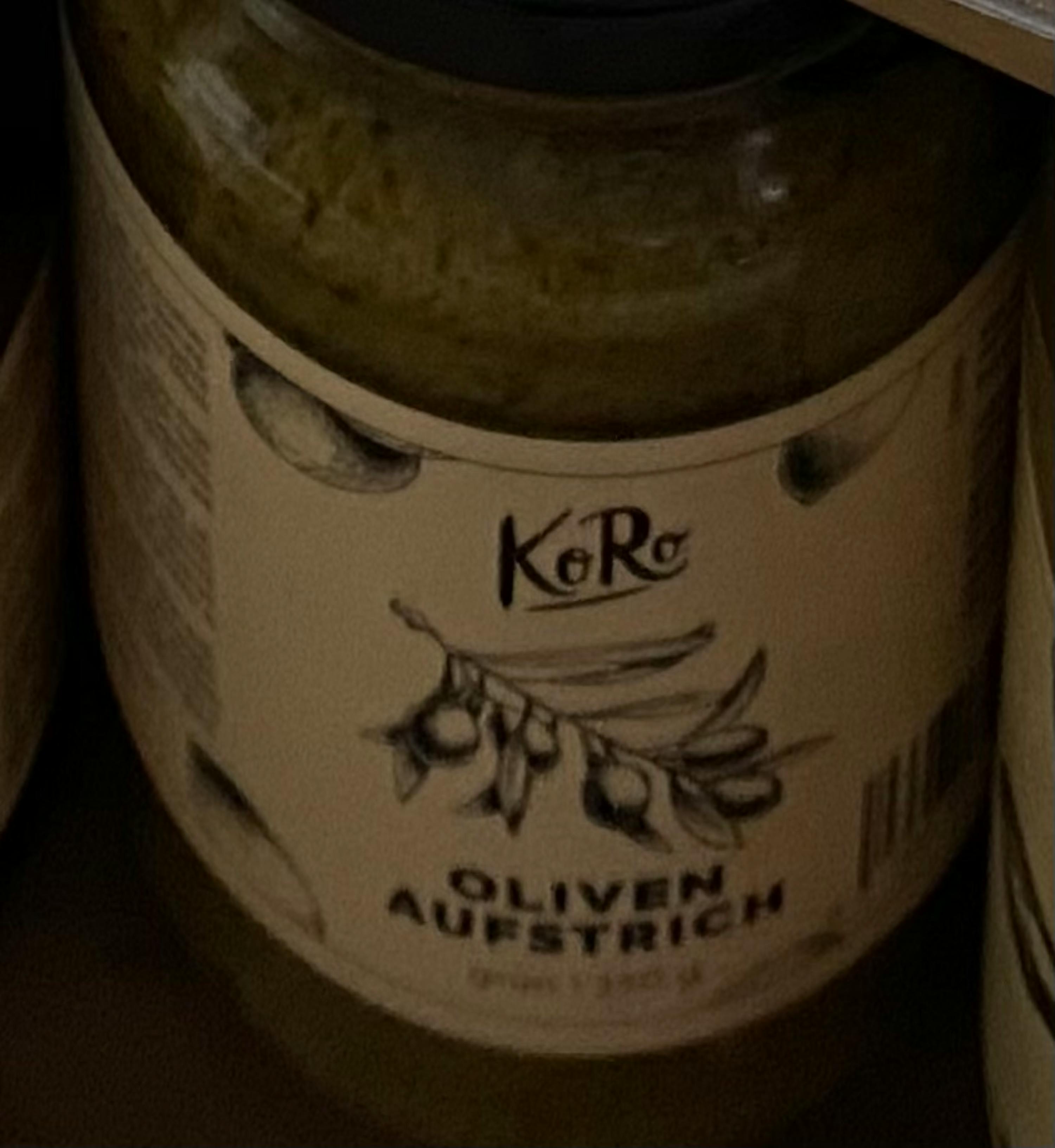 eine Nahaufnahme eines Glases mit der Aufschrift oliven aufstrich