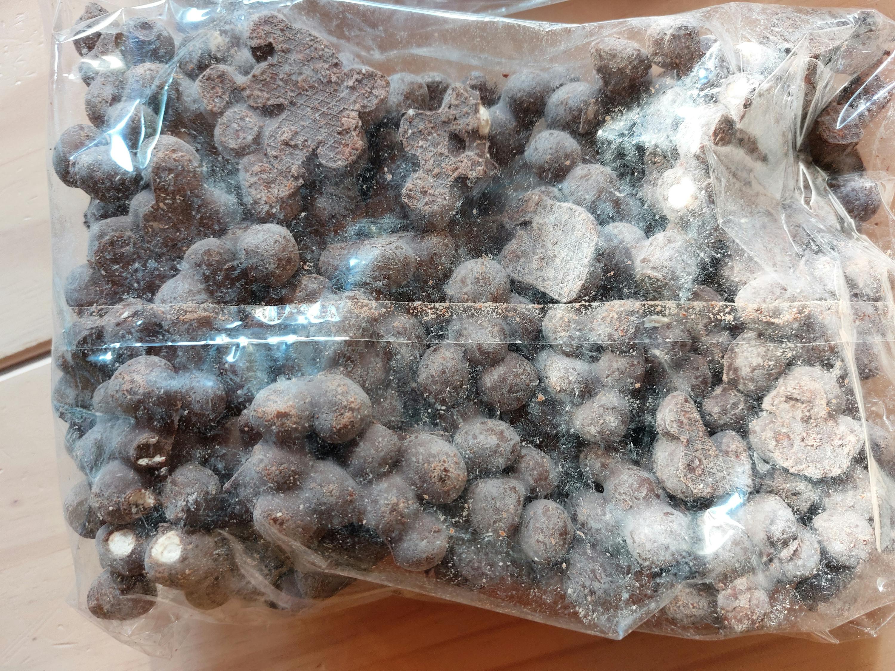 un sac en plastique rempli de graines de chocolat