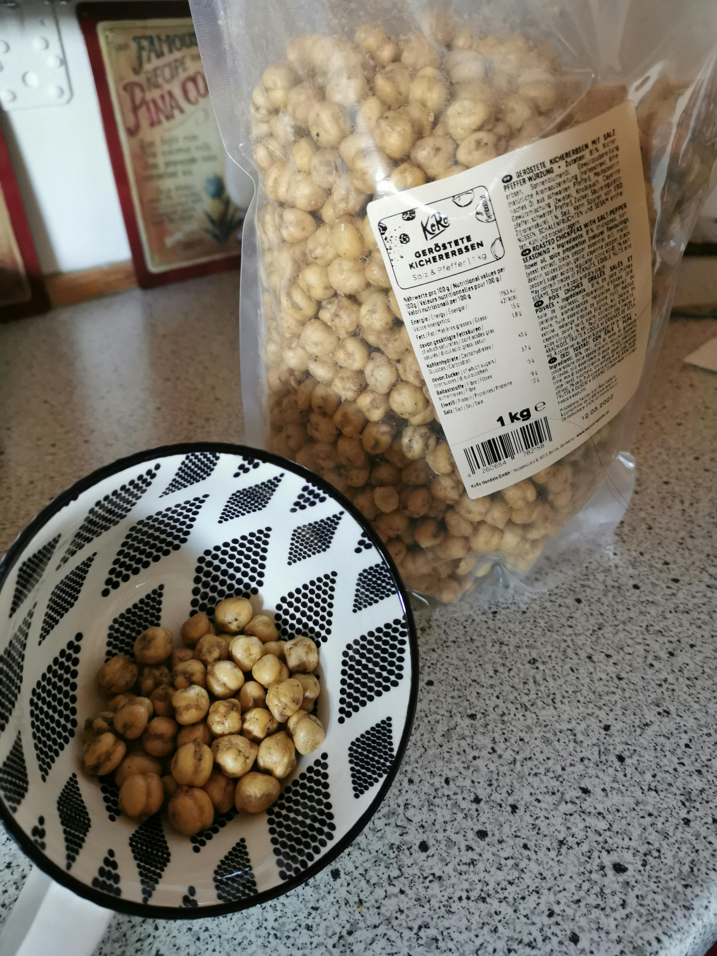 eine Tüte Haselnüsse steht neben einer Schüssel Haselnüsse