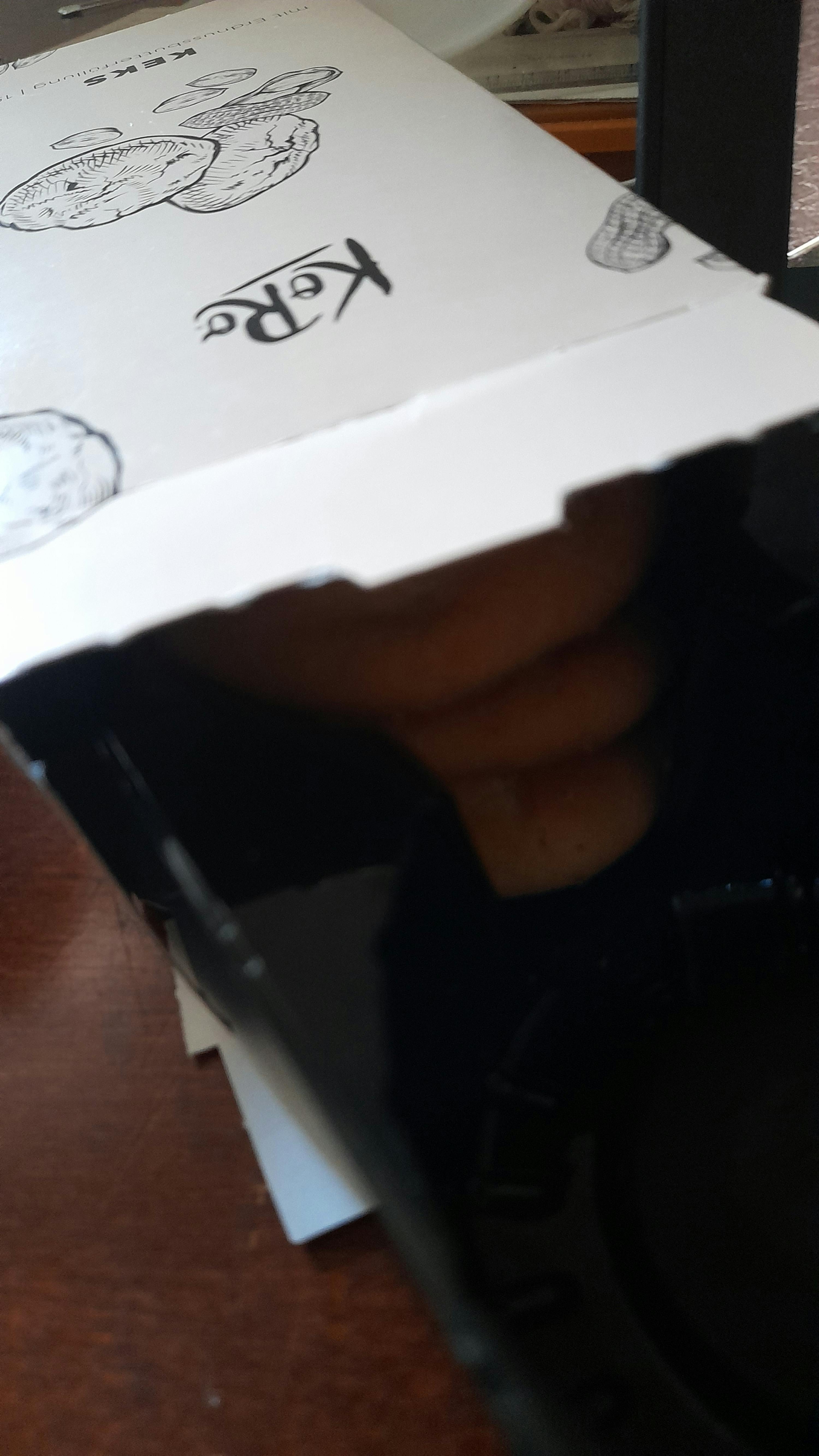 una scatola di cartone bianca con sopra la scritta kera