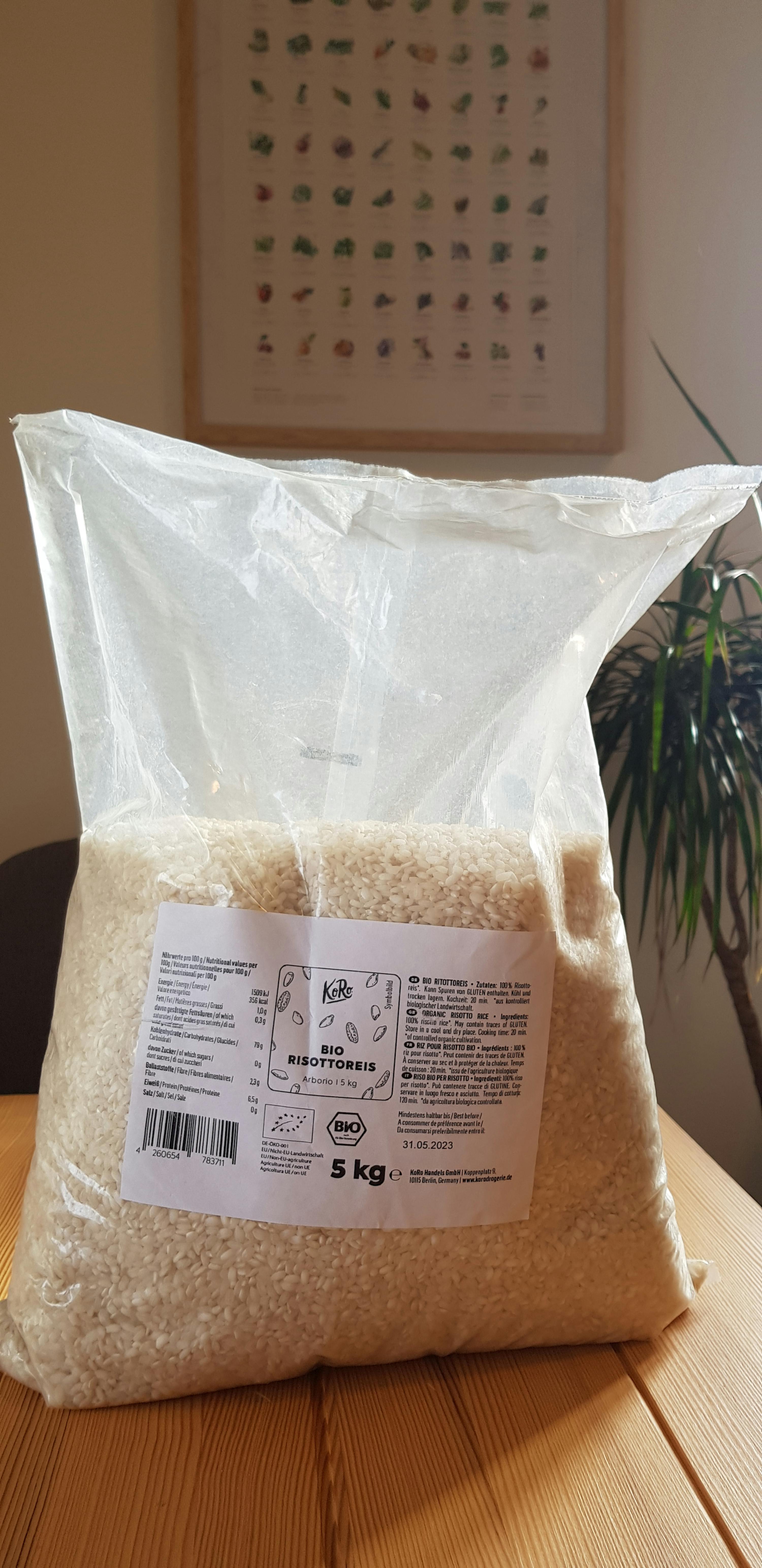 un sacchetto di riso bianco è seduto su un tavolo di legno