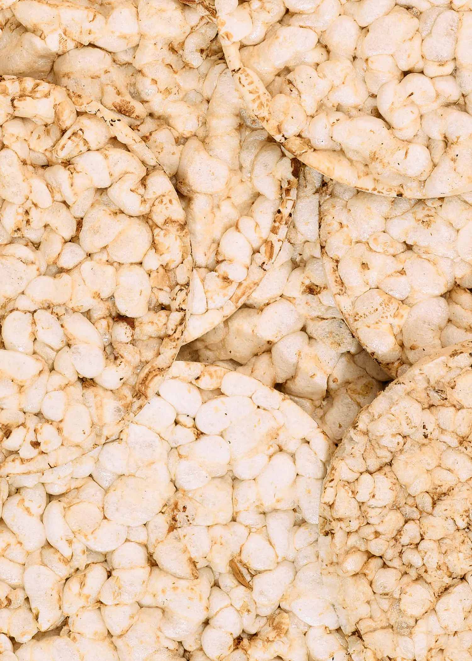 un gros plan d' un tas de biscuits de riz
