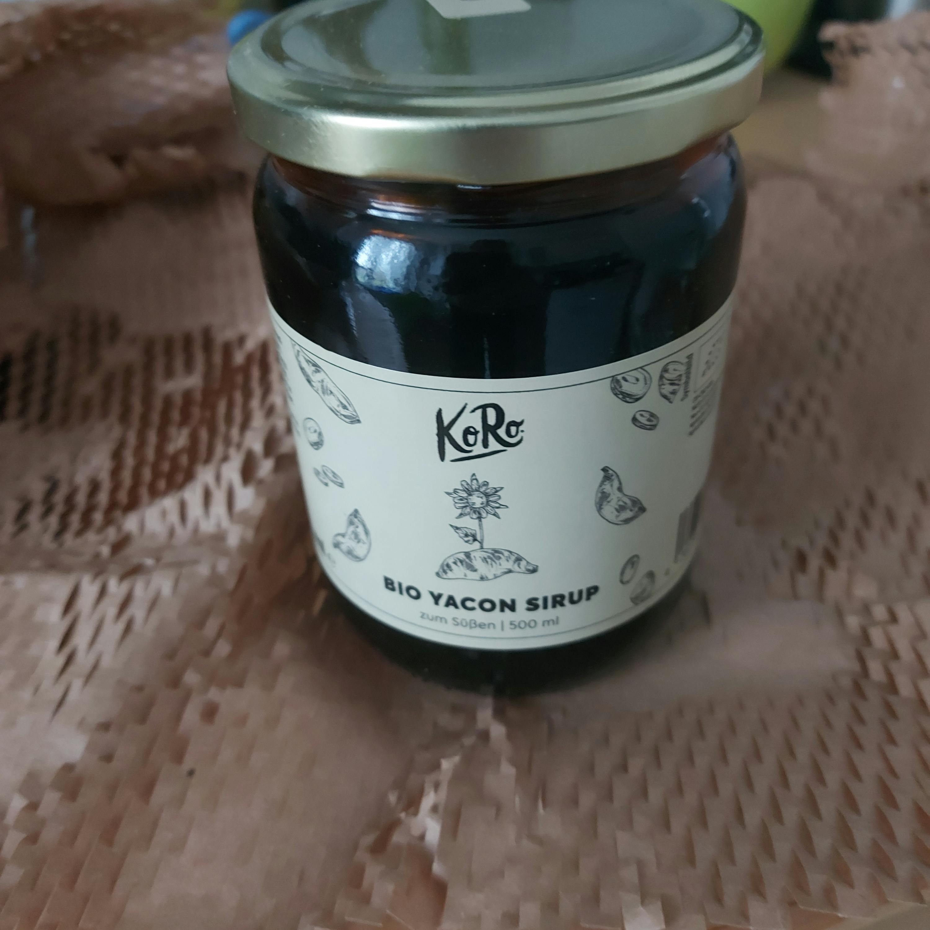 une bouteille de sirop bio yacon est posée sur une table