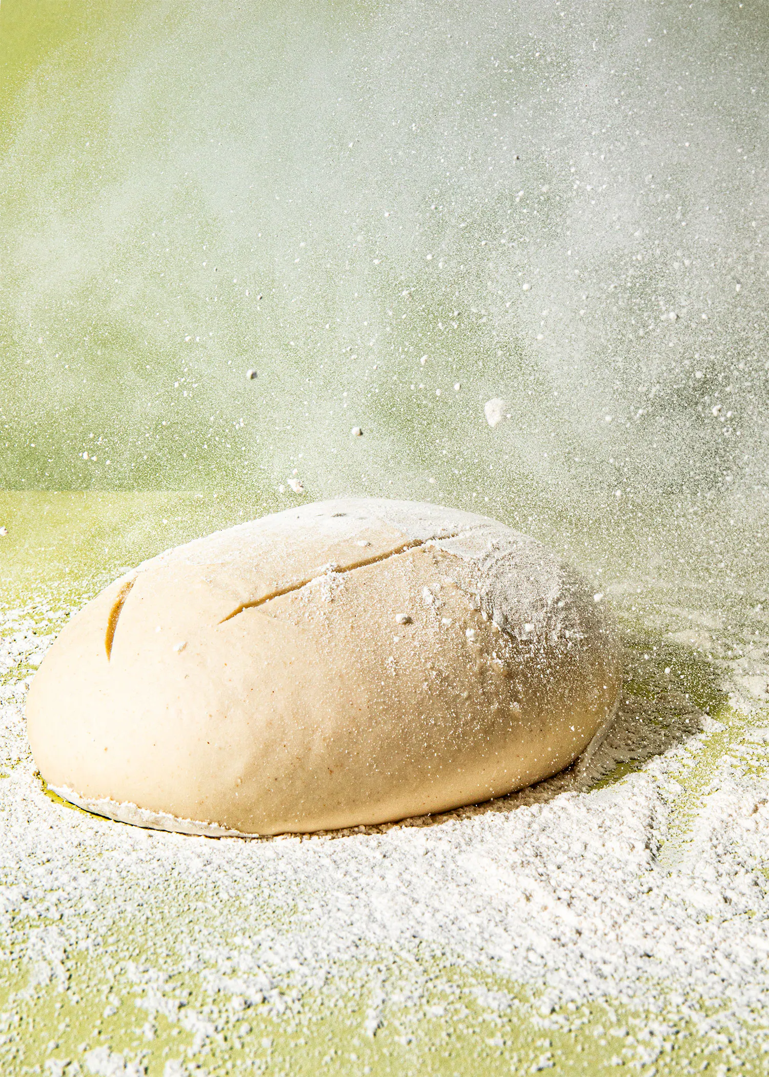 une pâte blanche est posée sur une surface couverte de farine