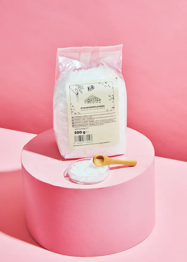 a bag of pyramidenflocken sits on a pink podium