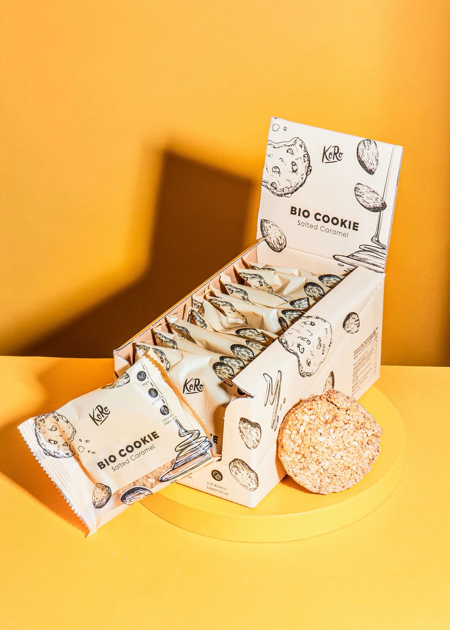 une boîte de biscuits bio posée sur une table jaune