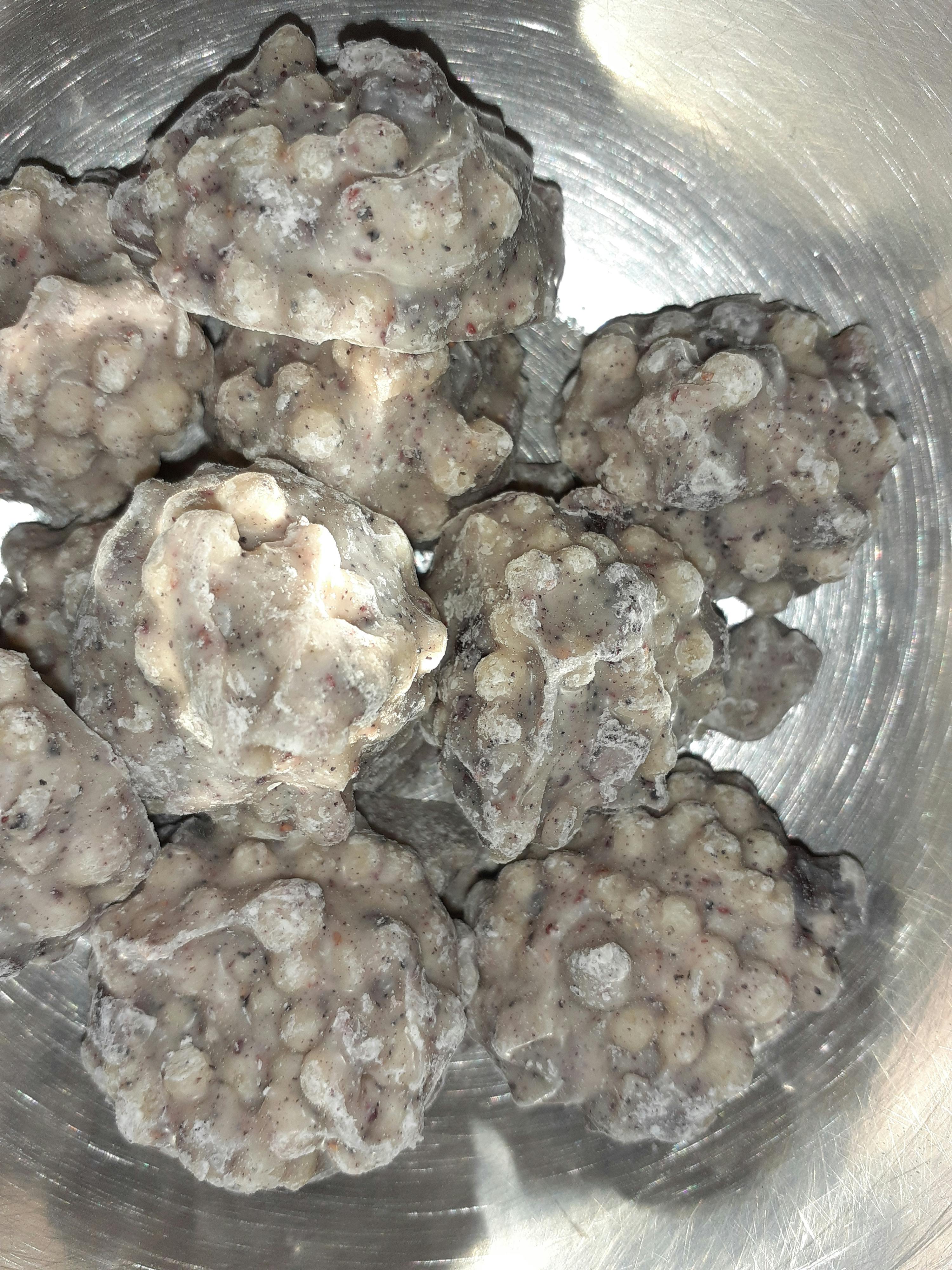 eine Nahaufnahme einer Schüssel mit einem Haufen Schokoladenbonbons