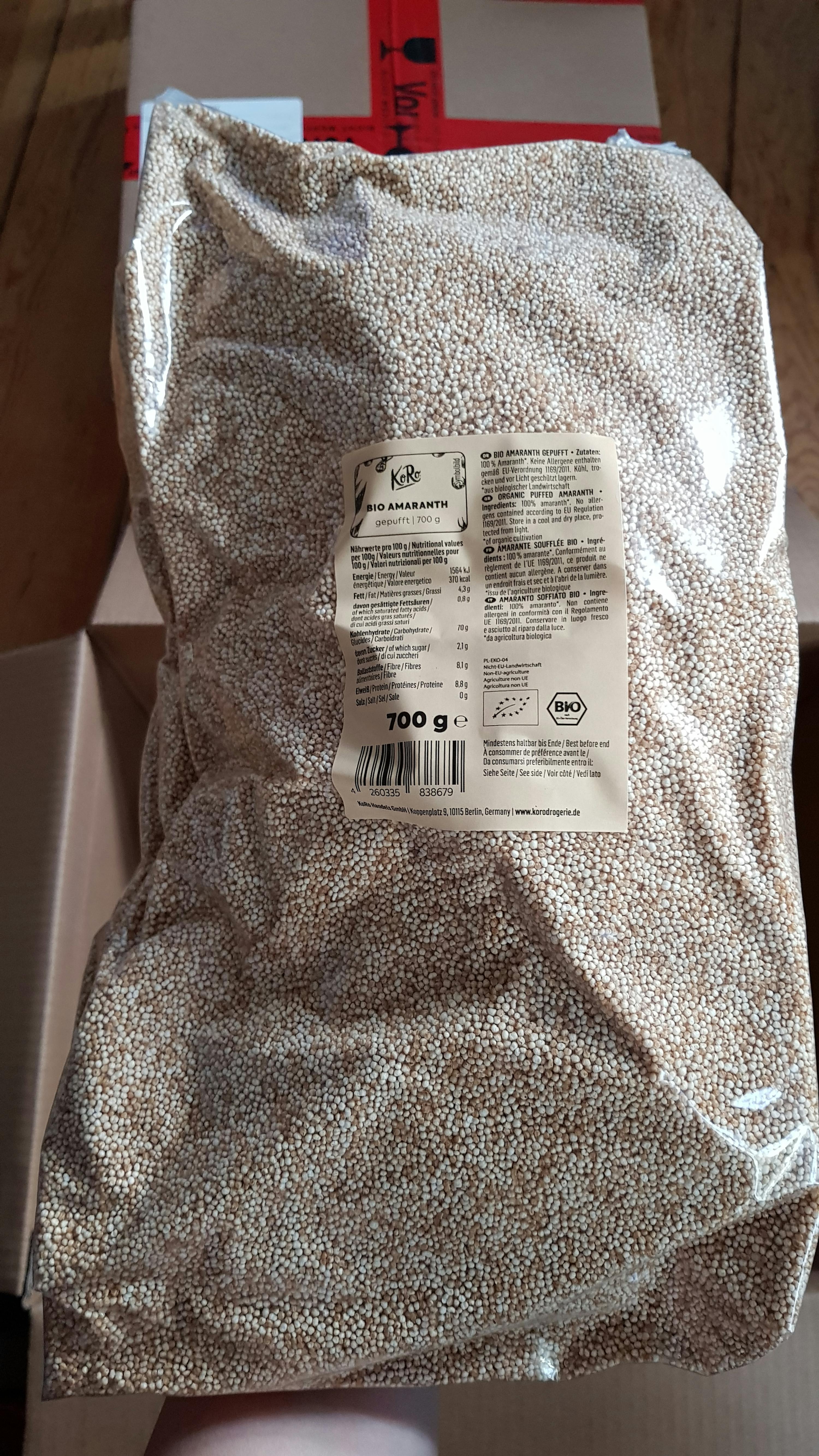 un sac de graines de quinoa est posé sur une table