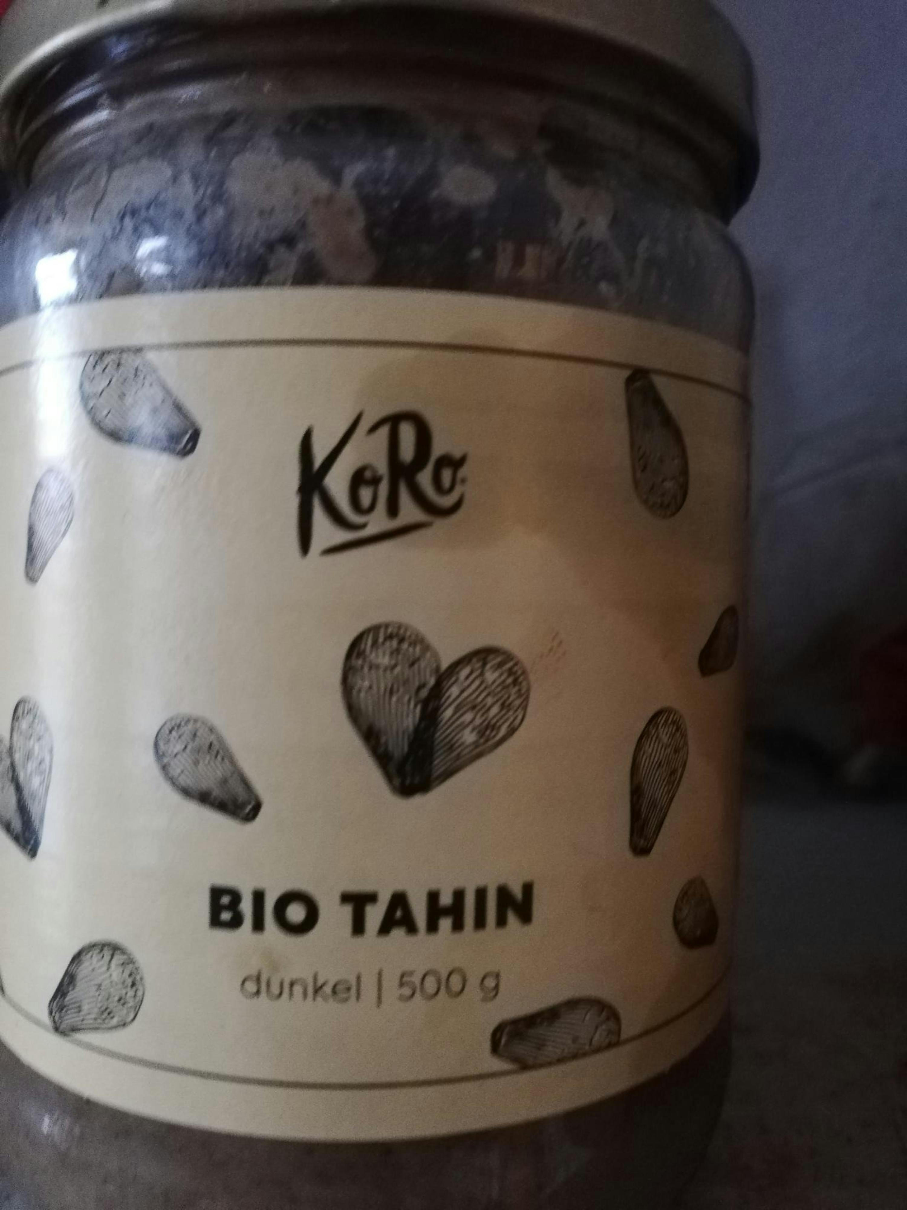 un gros plan d' un bocal de tahin bio