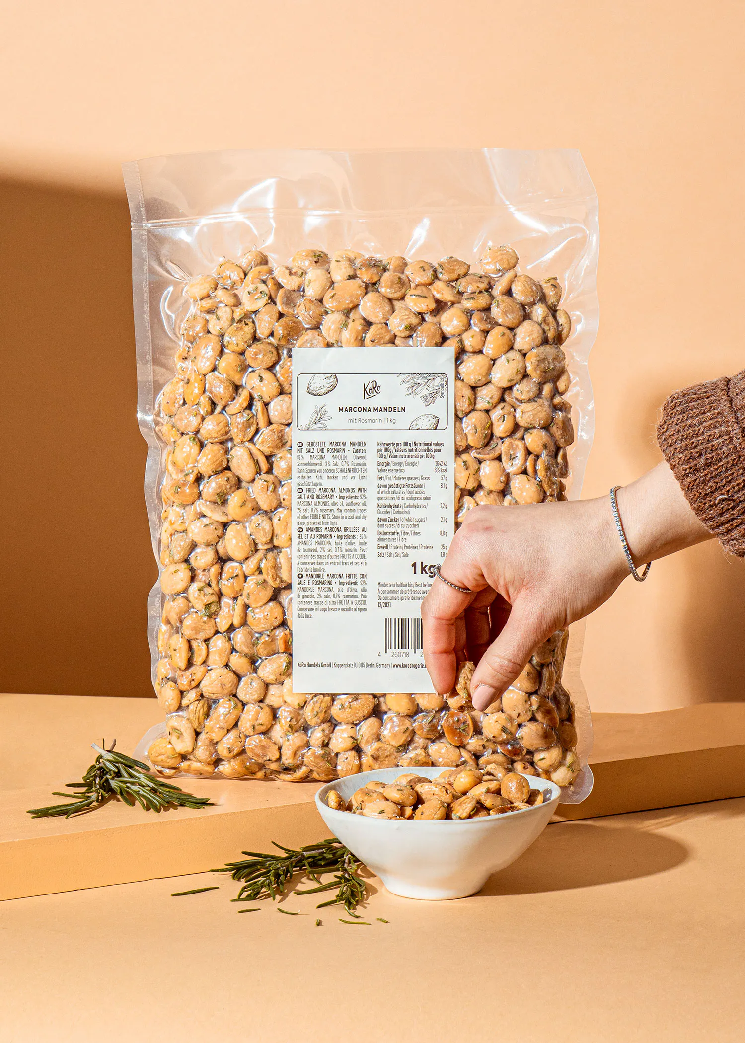 une personne prend une amande d' un sac de 1kg