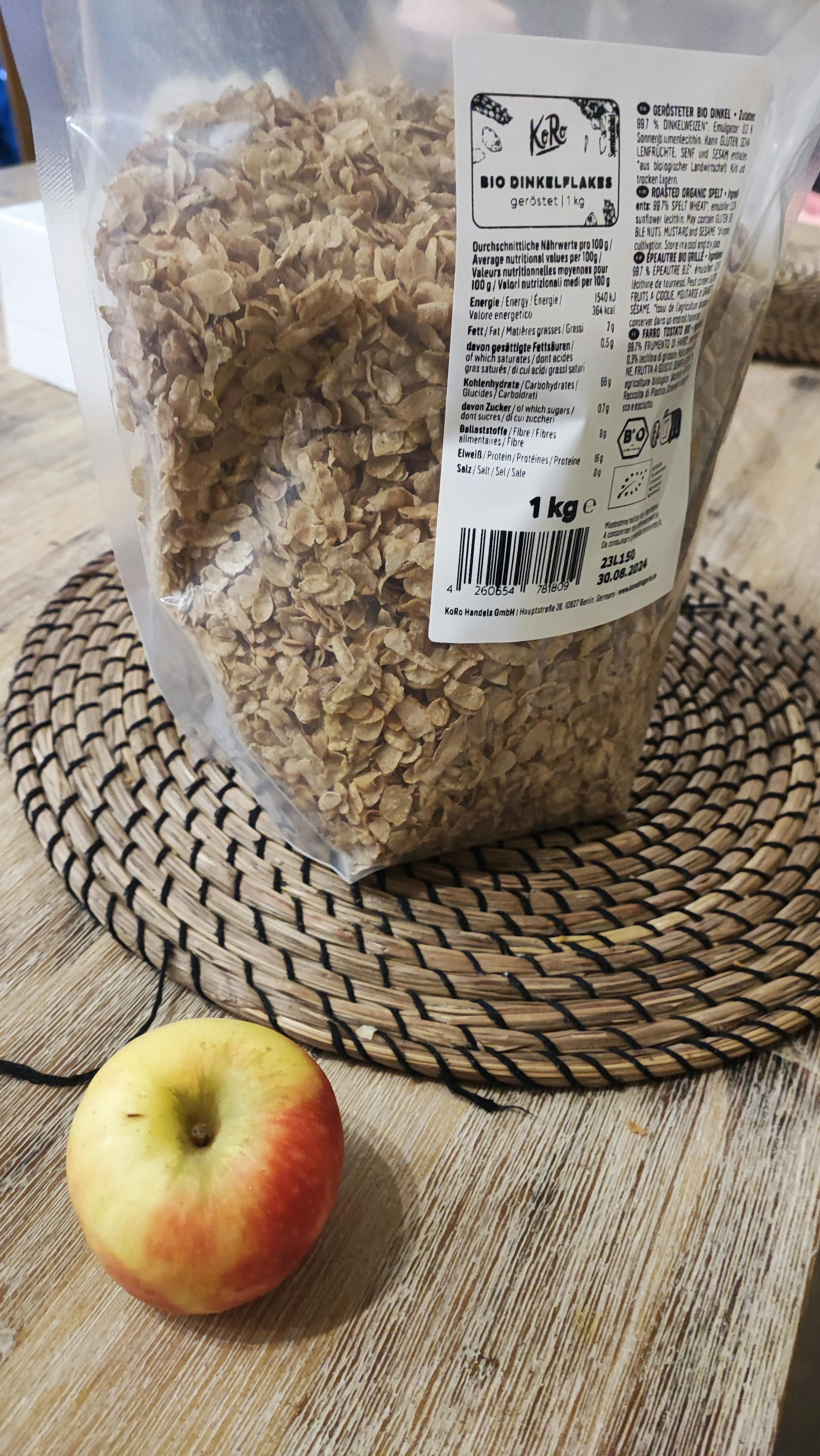 une pomme est posée à côté d' un sac d' avoine bio