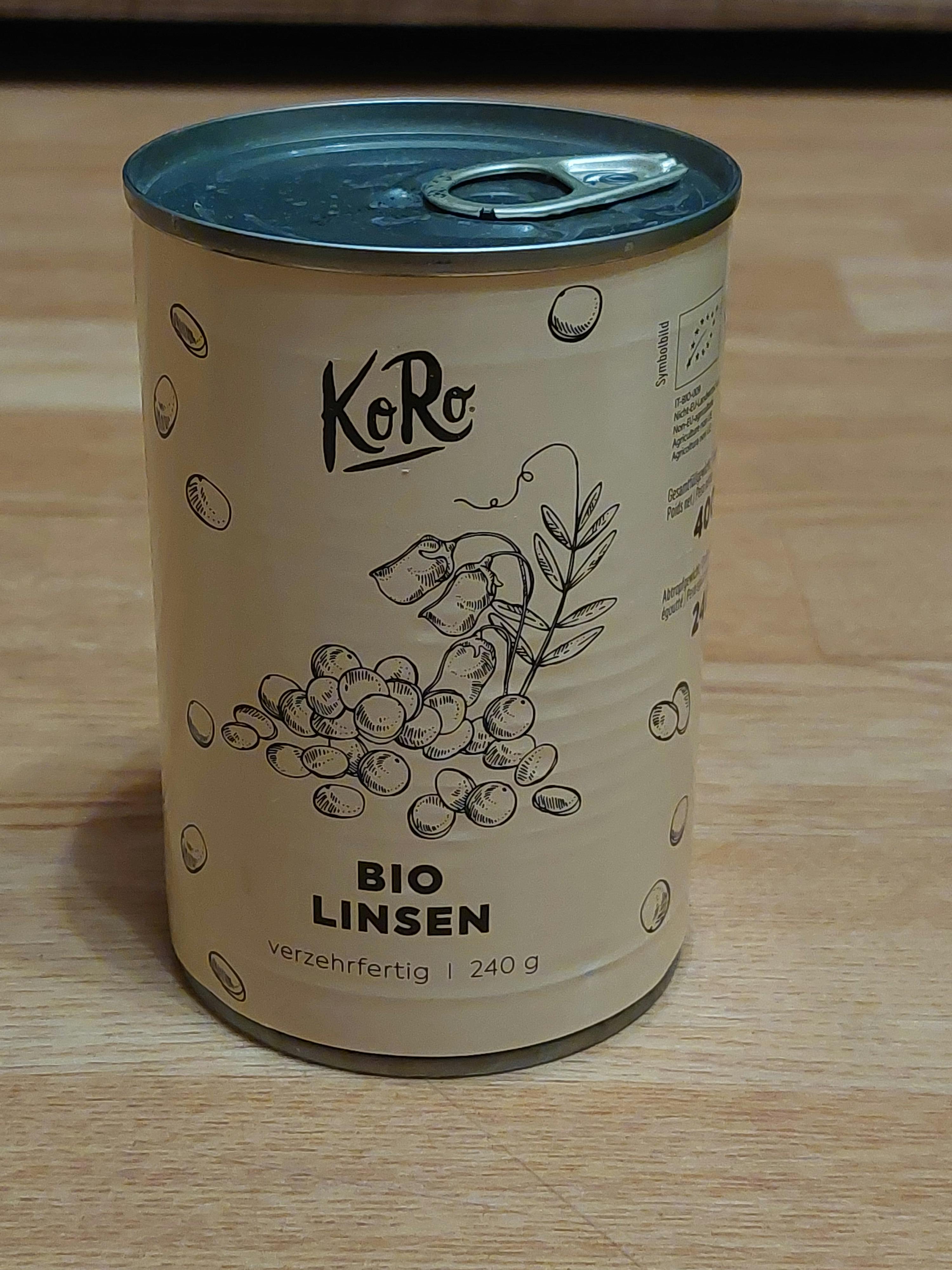eine Dose bio Linsen liegt auf einem Holztisch