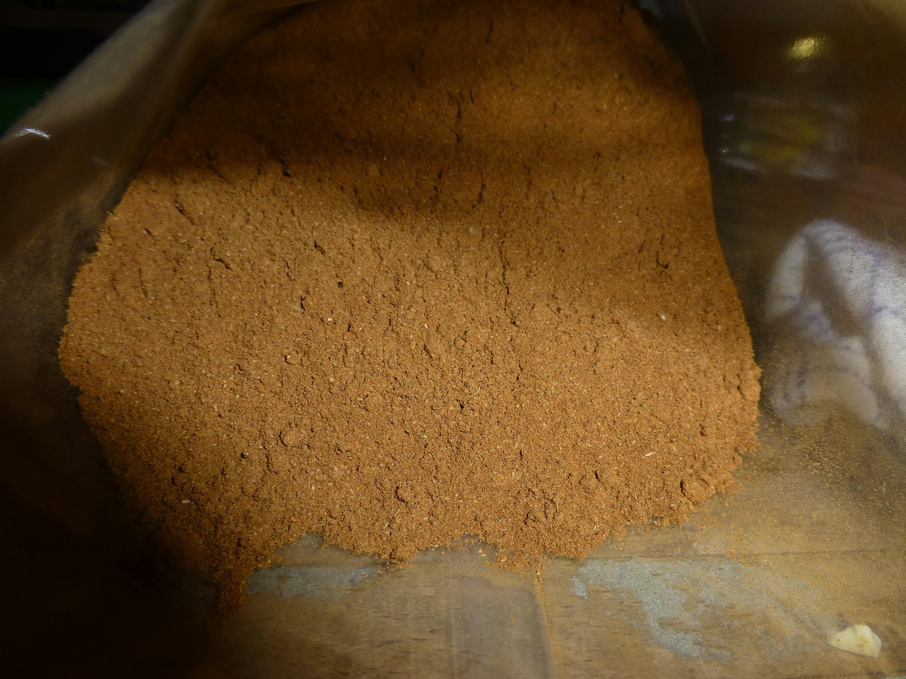 un gros plan d' un tas de poudre brune