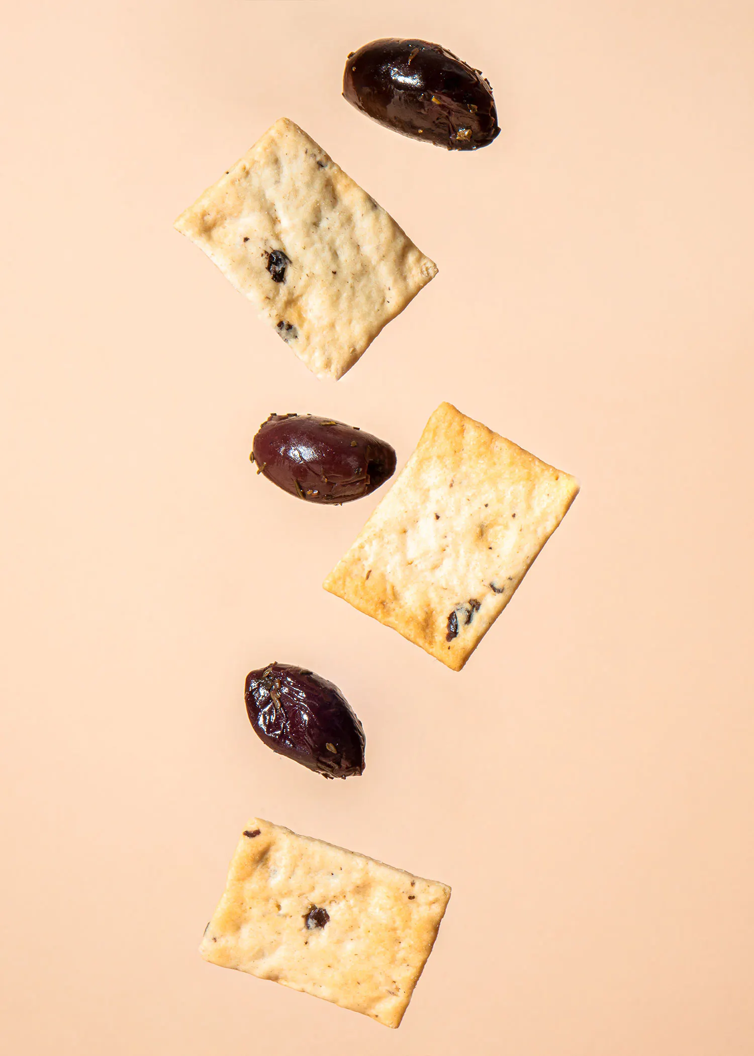 eine Reihe von Crackern und Nüssen , die in die Luft fallen