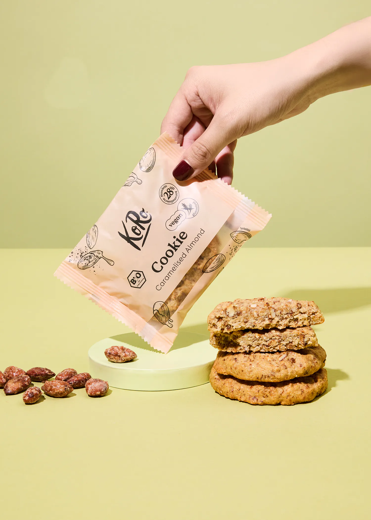 une personne tient un sac de biscuits à l' amande caramelisée