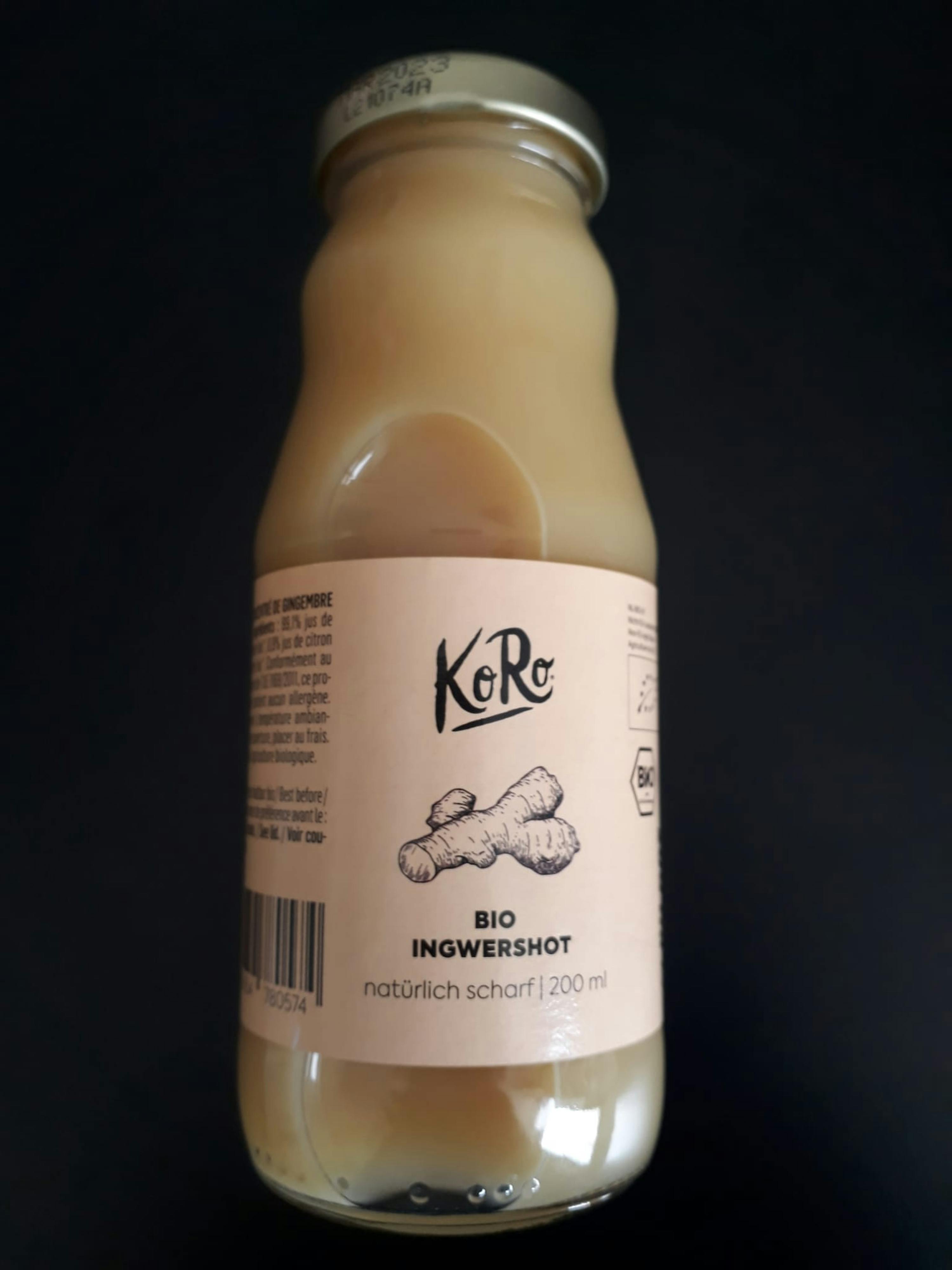 una bottiglia di bio ingwershot è su un tavolo nero