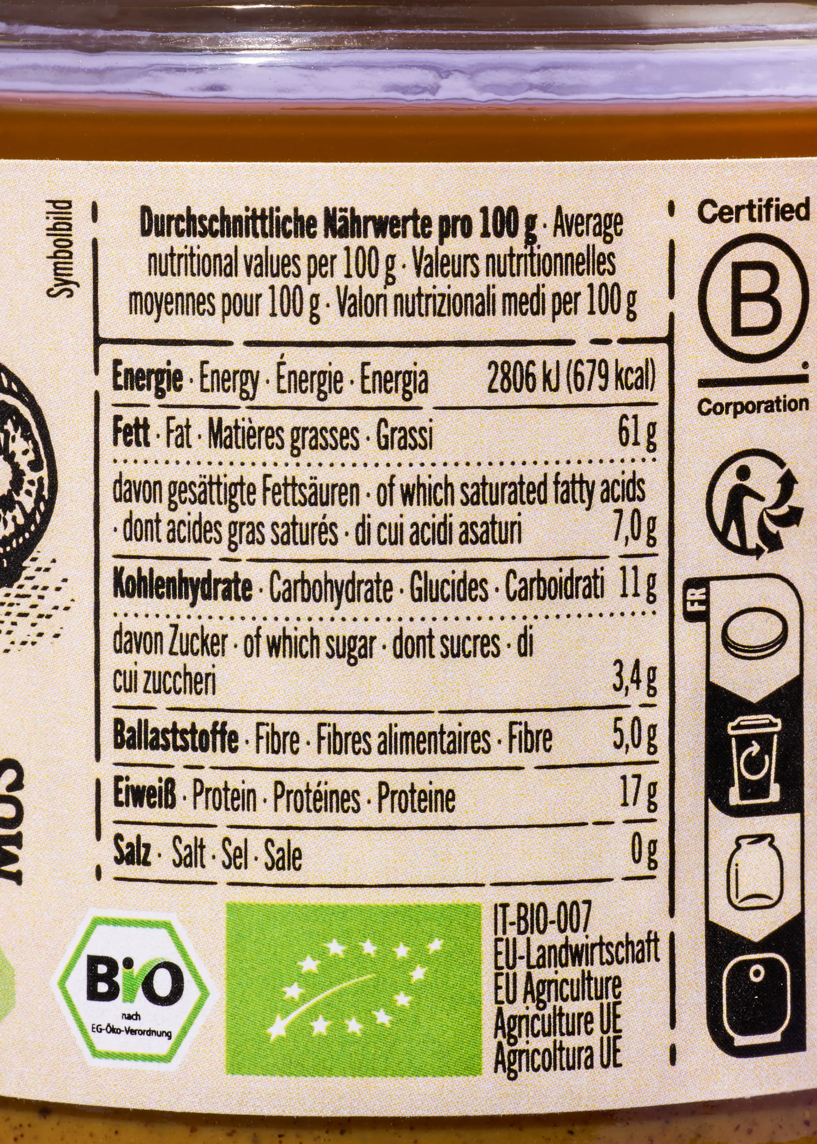 l' étiquette d' une bouteille de nourriture indique les valeurs nutritionnelles moyennes pour 100 g
