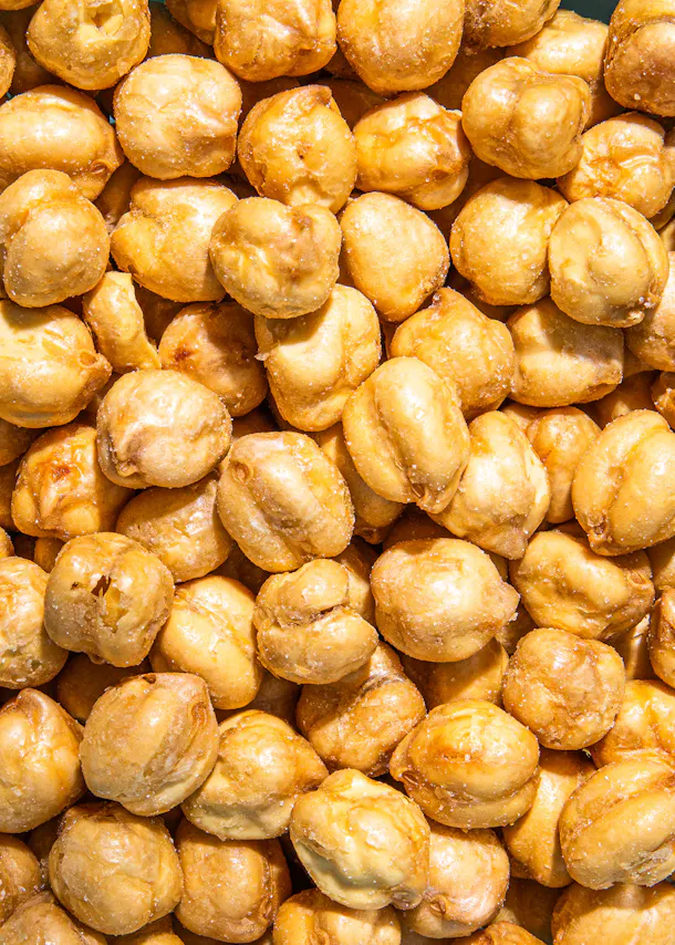 un gros plan d' un tas de cacahuètes frites