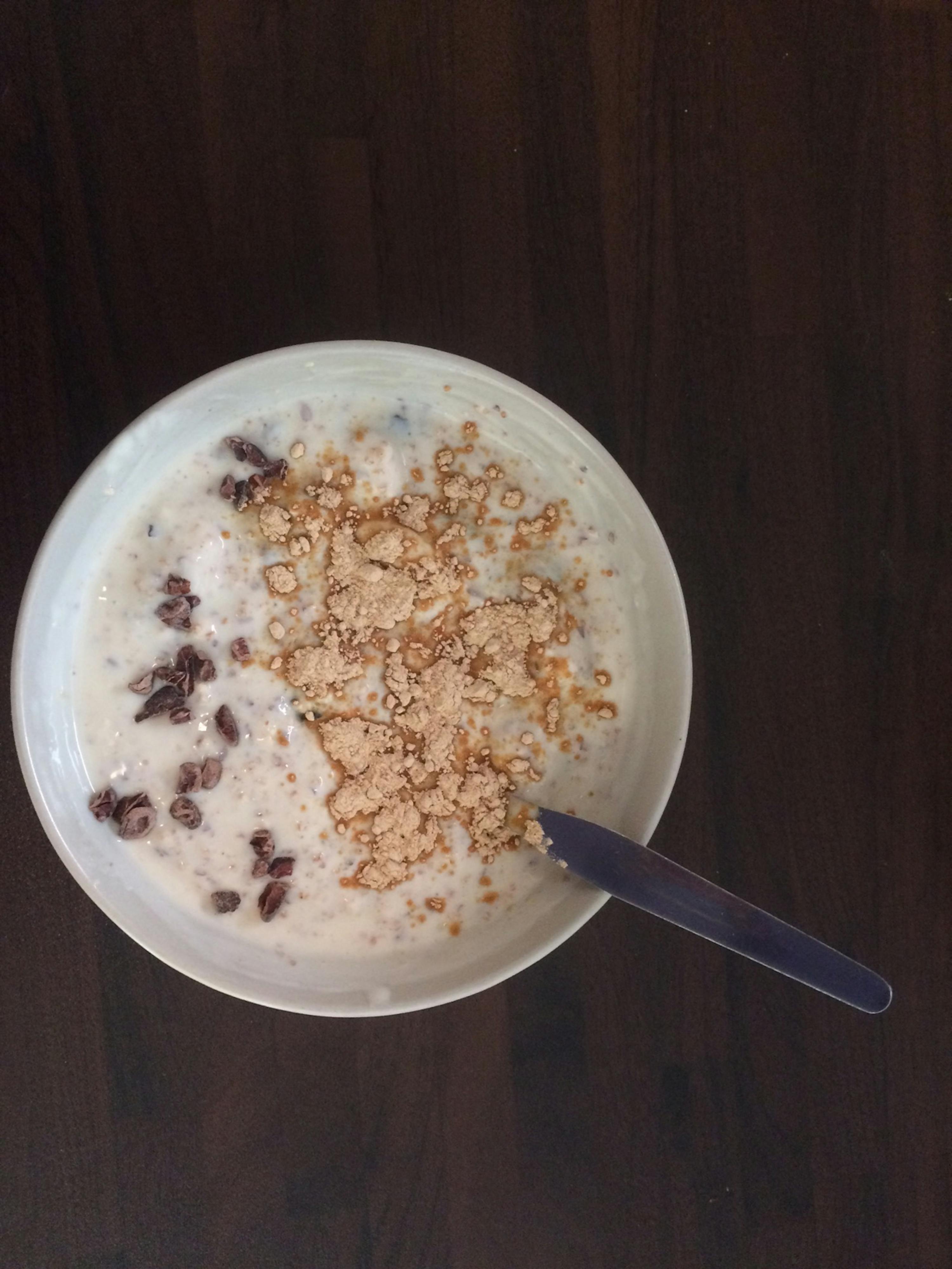 un bol de céréales avec une cuillère à l' intérieur