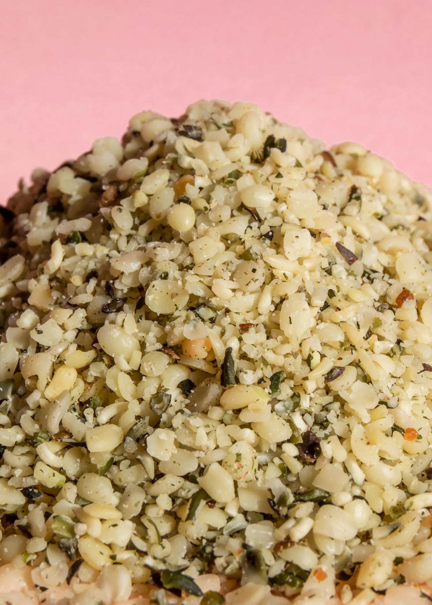 un tas de graines de chanvre sur fond rose