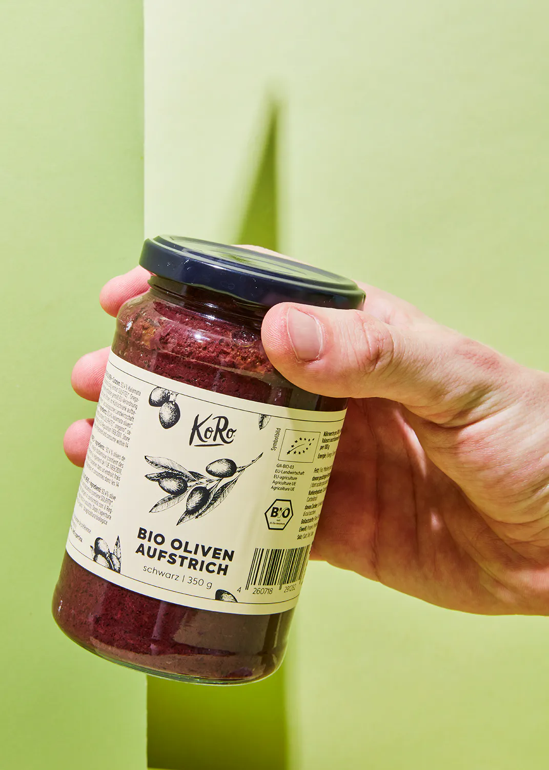 une personne tient un bocal d' huile d' olive bio