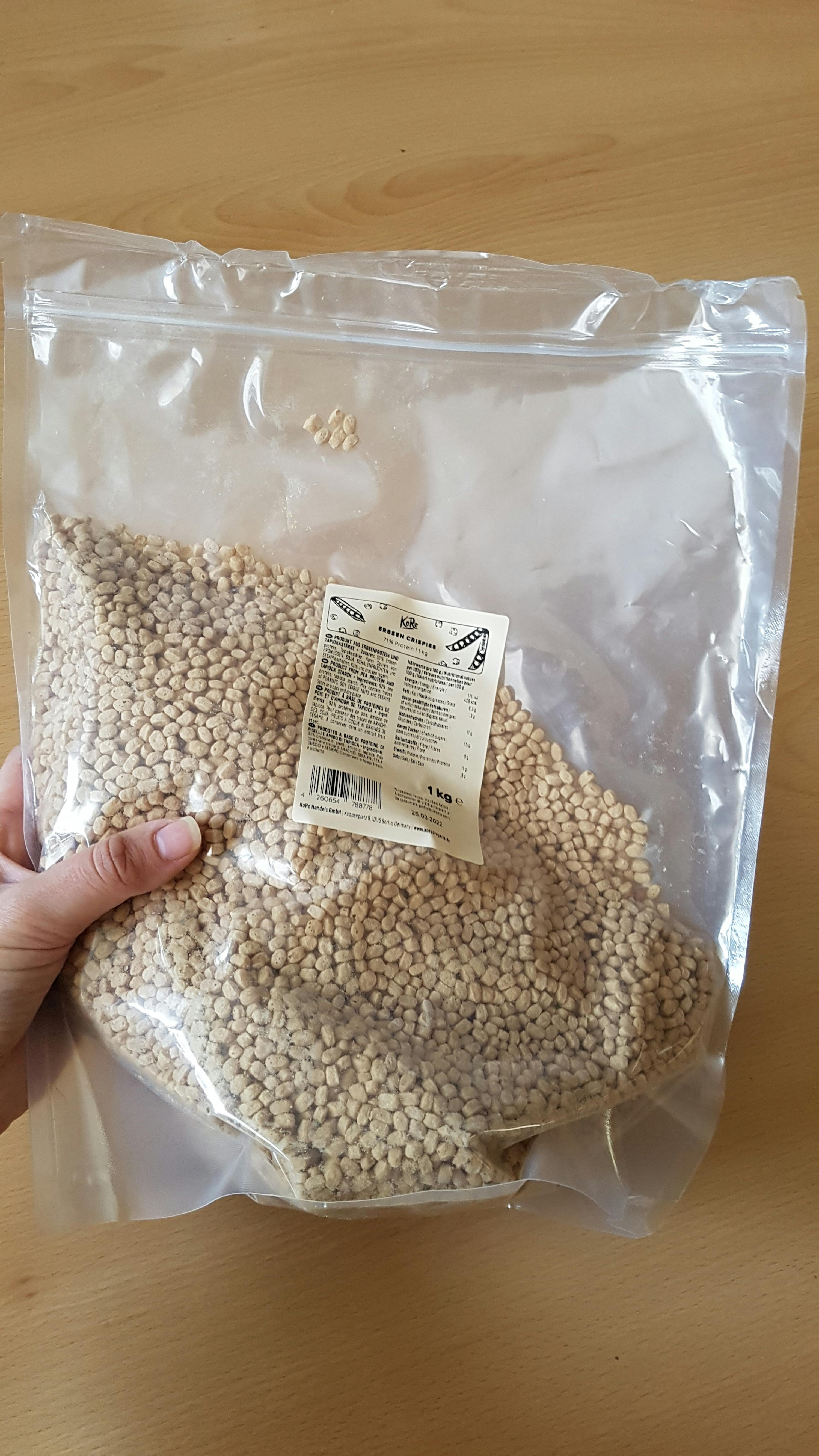 une personne tient un sac en plastique rempli de riz