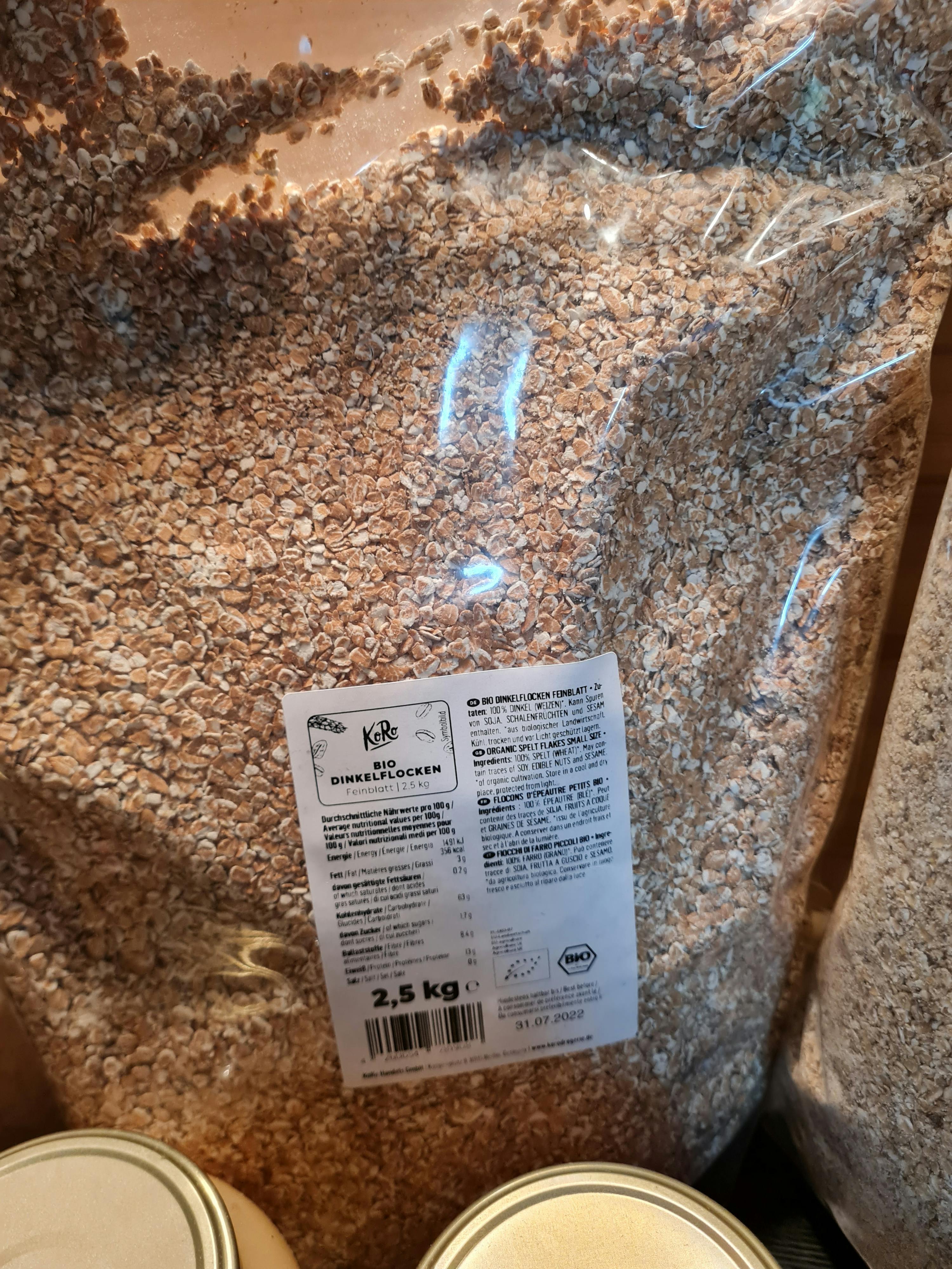 un sacchetto di farina d' avena con un'etichetta