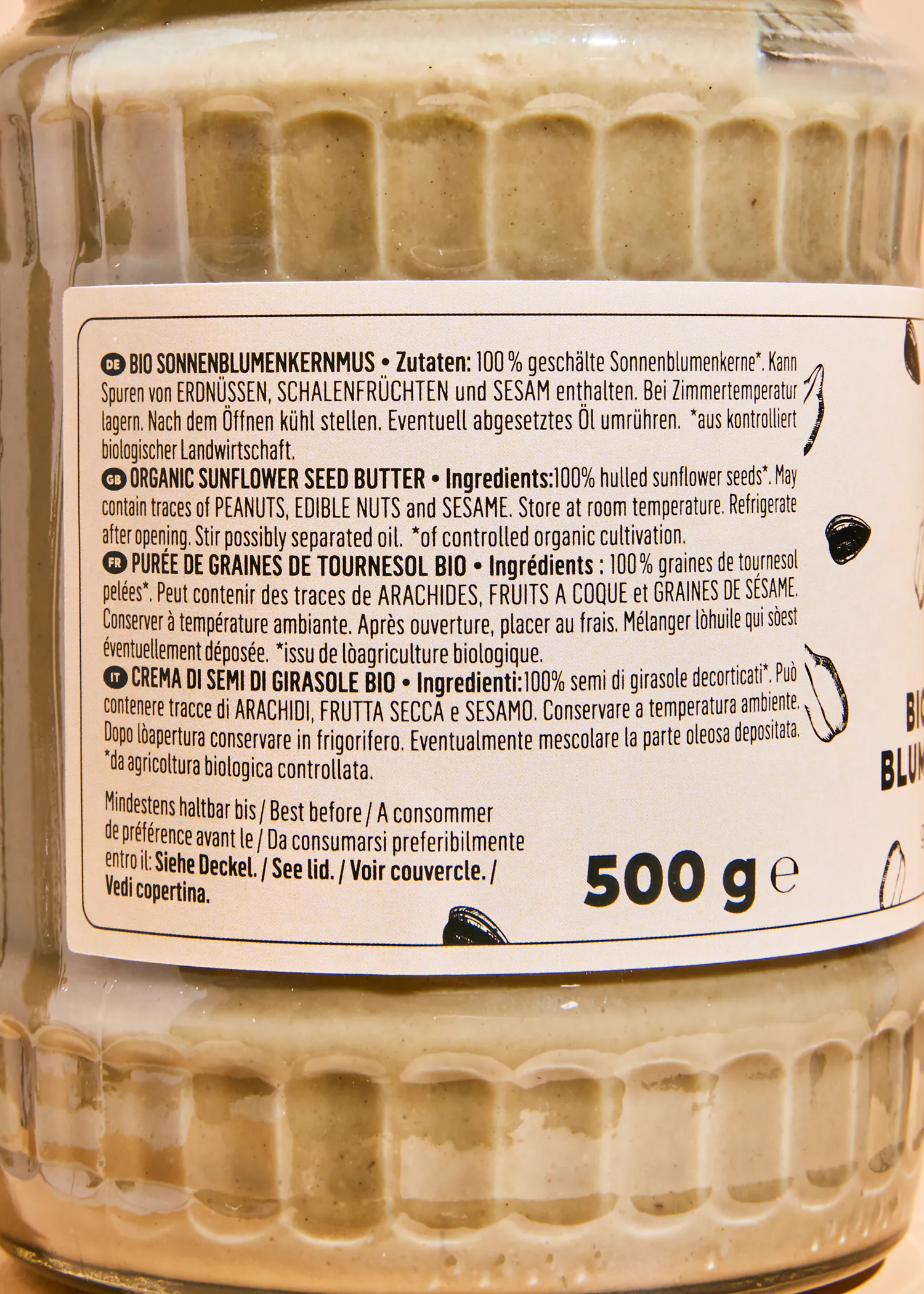 die Rückseite eines Glases Sonnenblumenkernemus