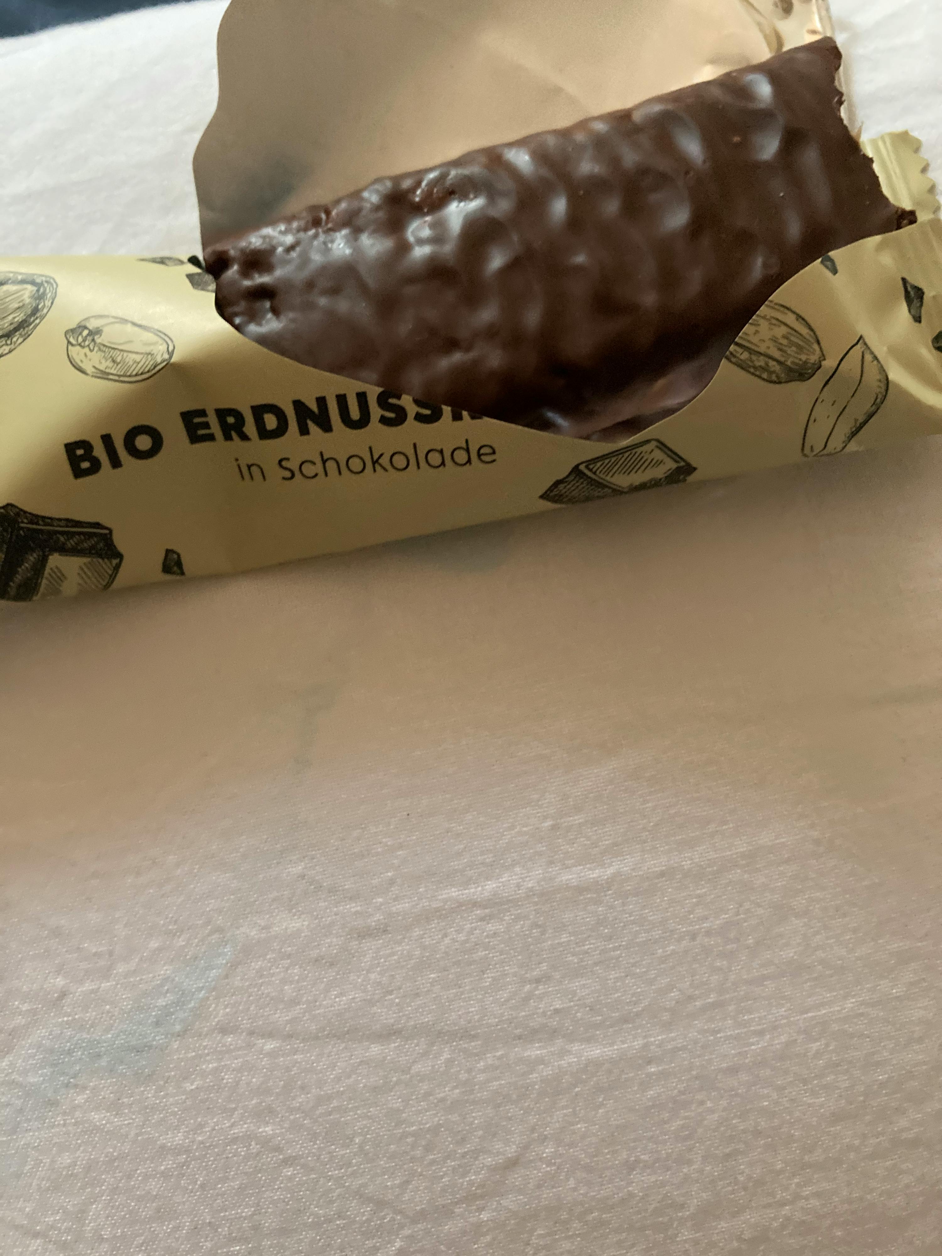 une barre de chocolat bio erdnuss in schokolade est ouverte