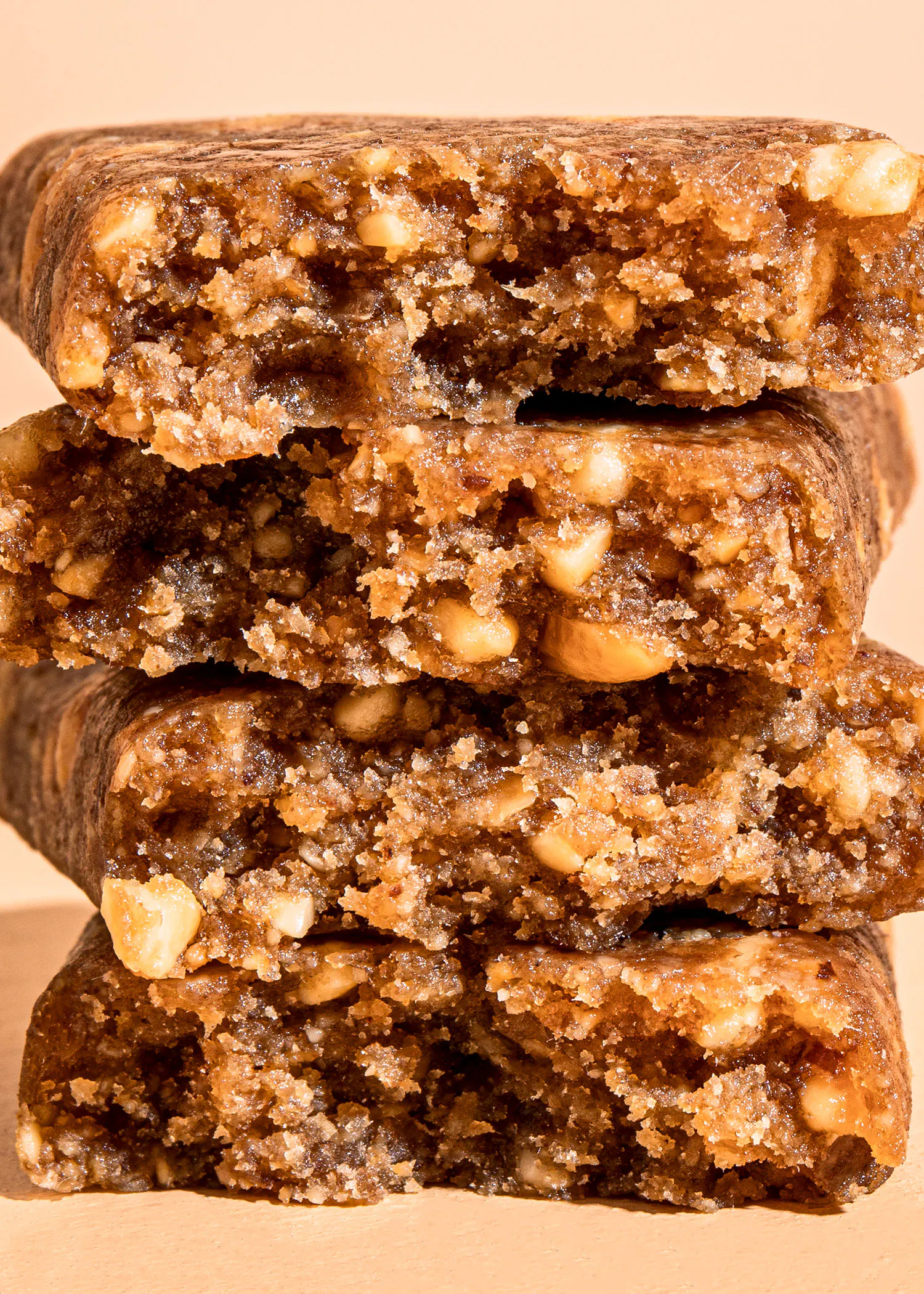 un gros plan d' une barre de biscuits empilée les unes sur les autres