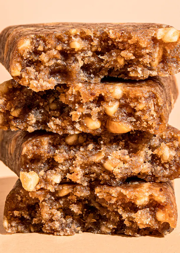 un gros plan d' une barre de biscuits empilée les unes sur les autres