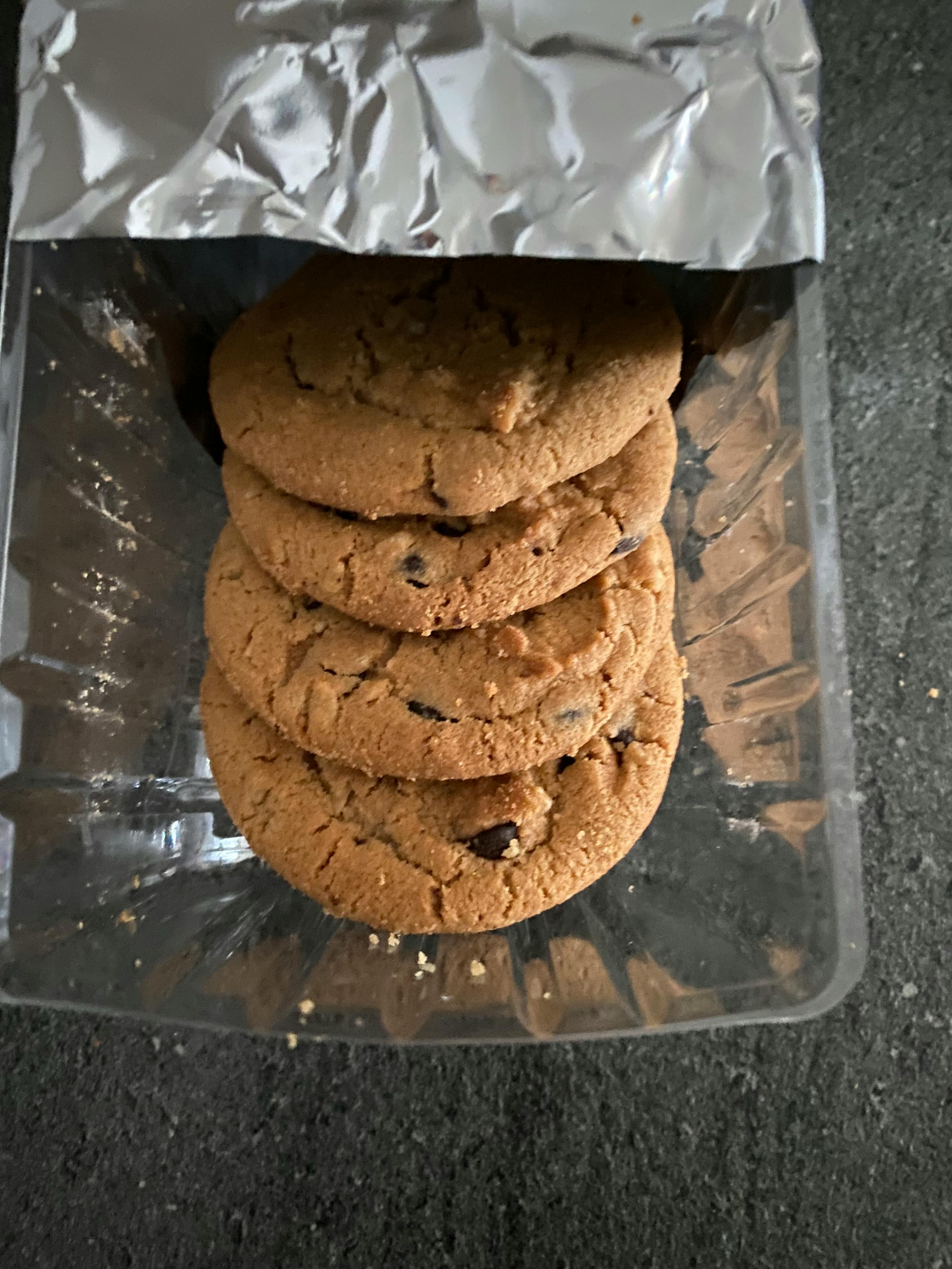 un paquet de biscuits aux pépites de chocolat dans un récipient en plastique