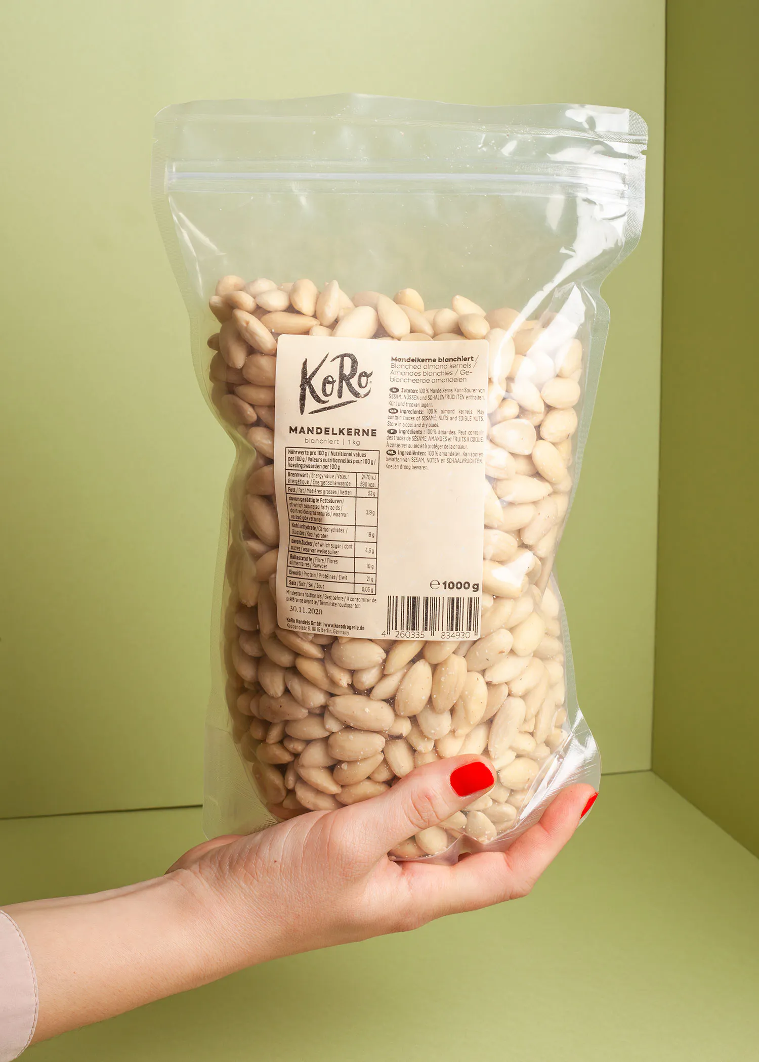 Wer sollte 1 kg Mandelkerne kaufen? Großpackung blanchierter Mandeln in einer Hand