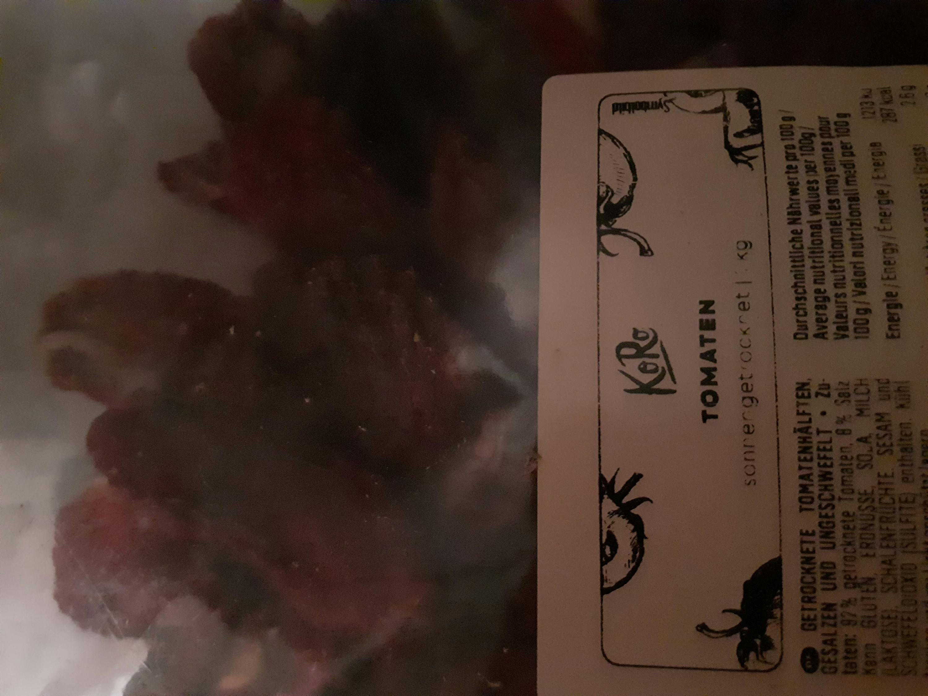 a package of tomatoes has a label that says tomatoen