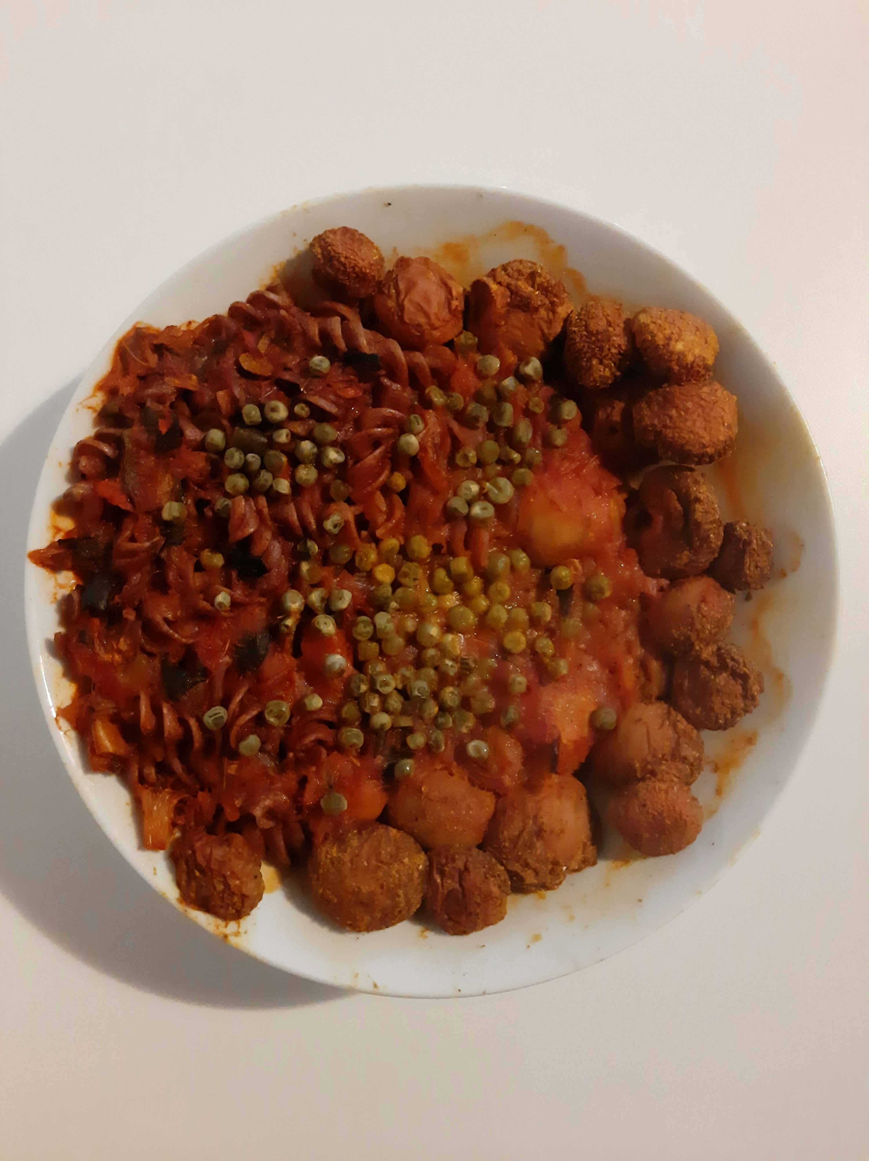 eine weiße Schüssel mit Nudeln und Fleischbällchen