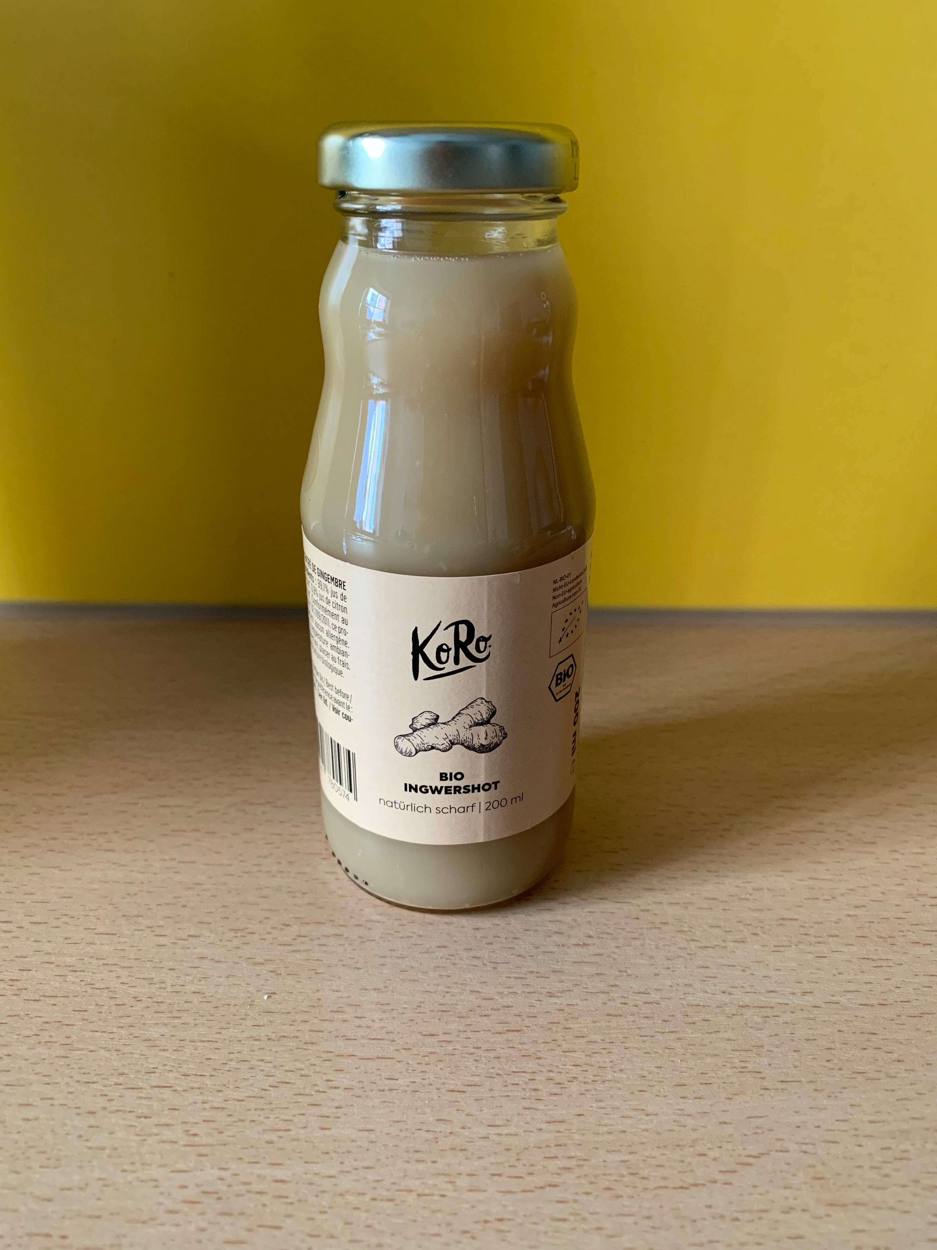 un bocal en verre avec une étiquette blanche sur le côté